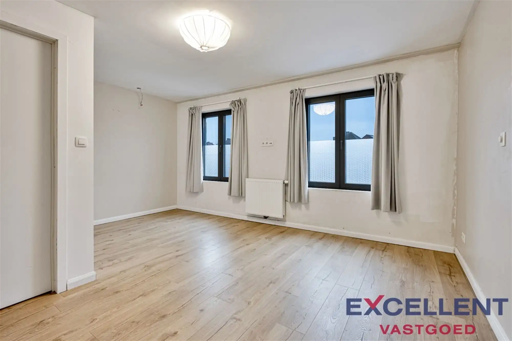 INSTAPKLARE WONING MET STADSTUIN TE RONSE foto 3