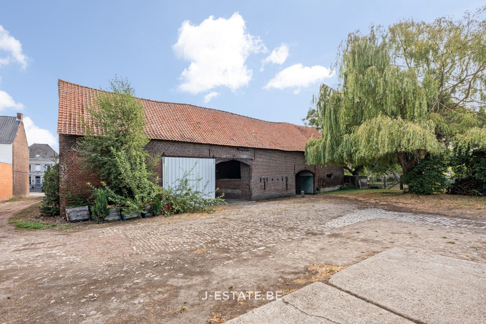 Authentieke vierkantshoeve met binnenplaats, bijgebouwen en prachtig uitzicht foto 5