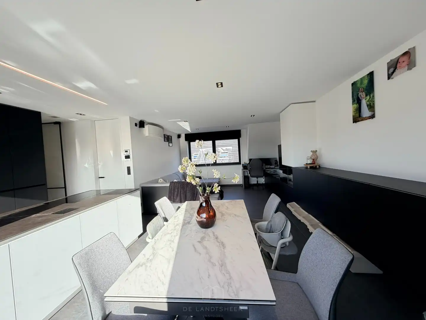 Stijlvol dakappartement met 3 slaapkamers, 2 badkamers en uitzonderlijk veel maatwerk foto 10