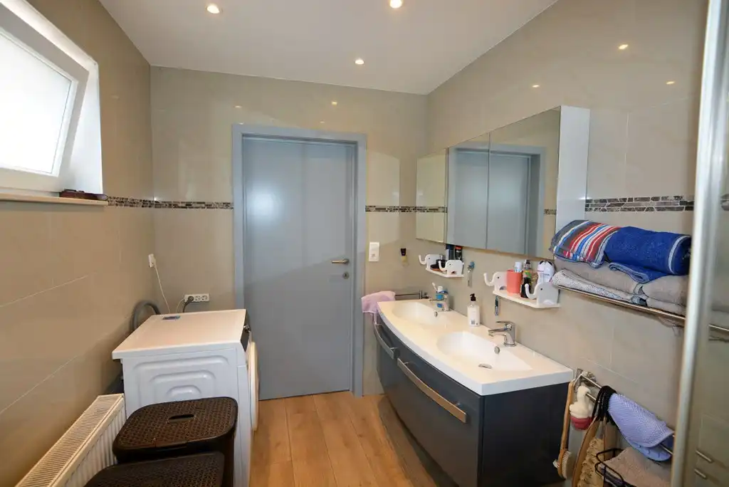 Gelijkvloers appartement met 3 slpks, veranda, tuin en garage foto 13