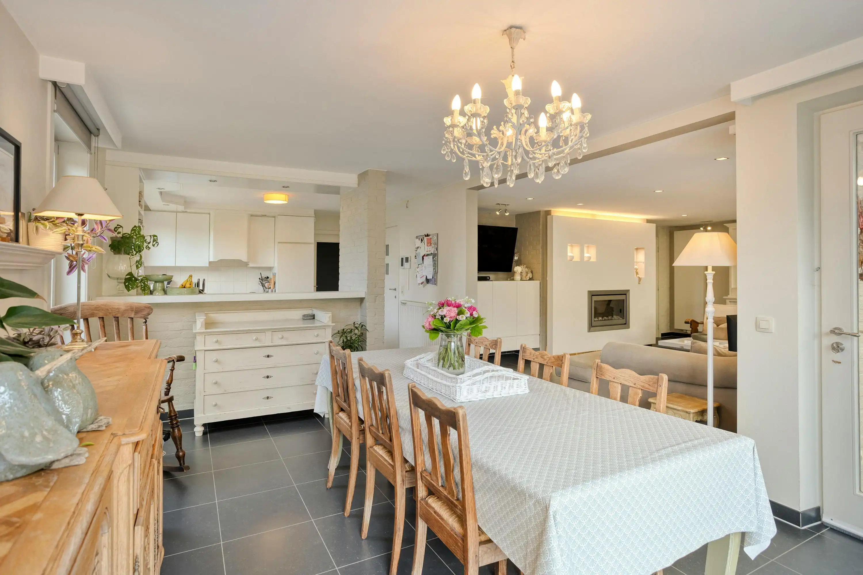 Instapklare gezinswoning met 4 slaapkamers en tuin te Kuringen foto 6