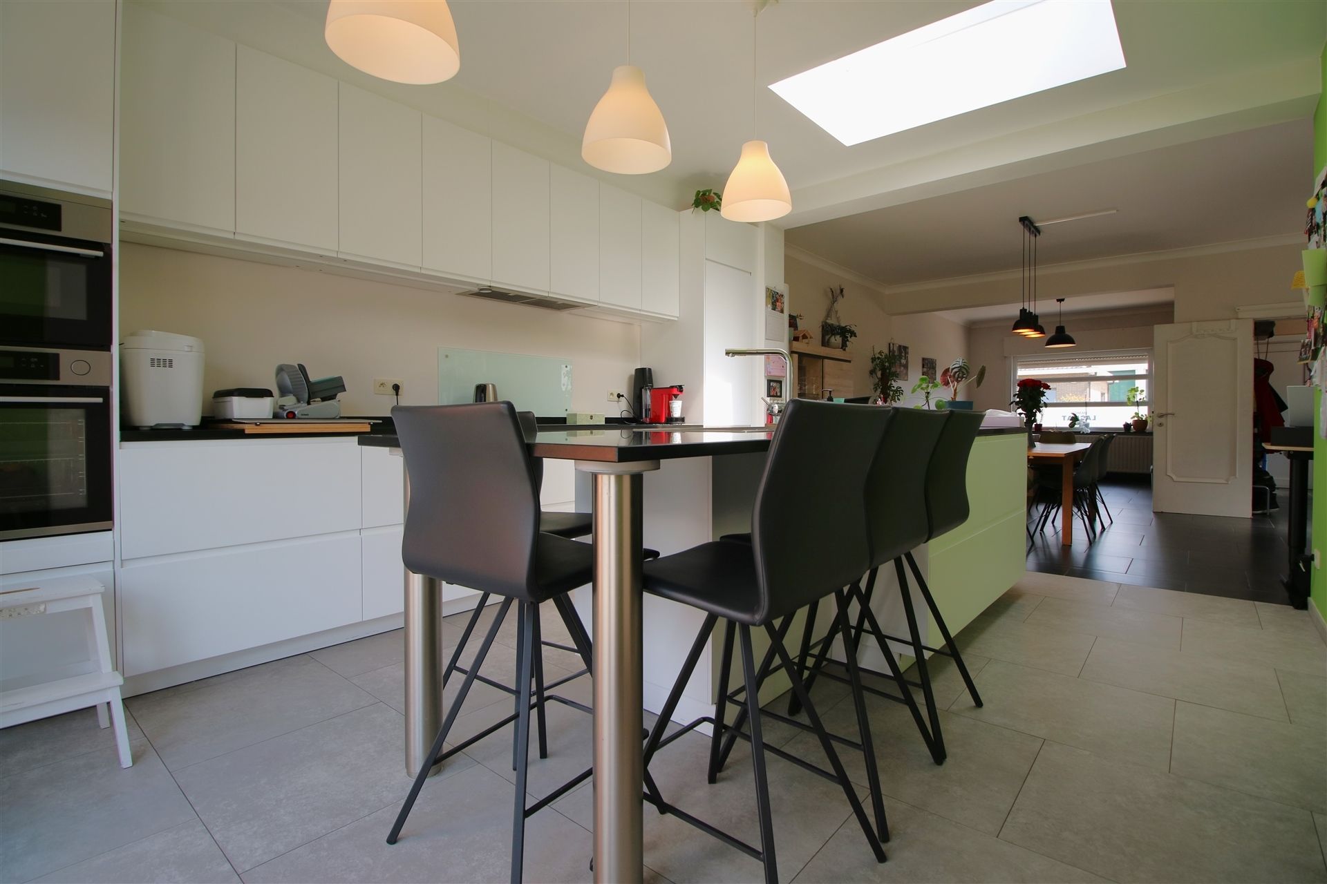 Gerenoveerde woning met 4 slpks, aparte garage en tuin foto 8