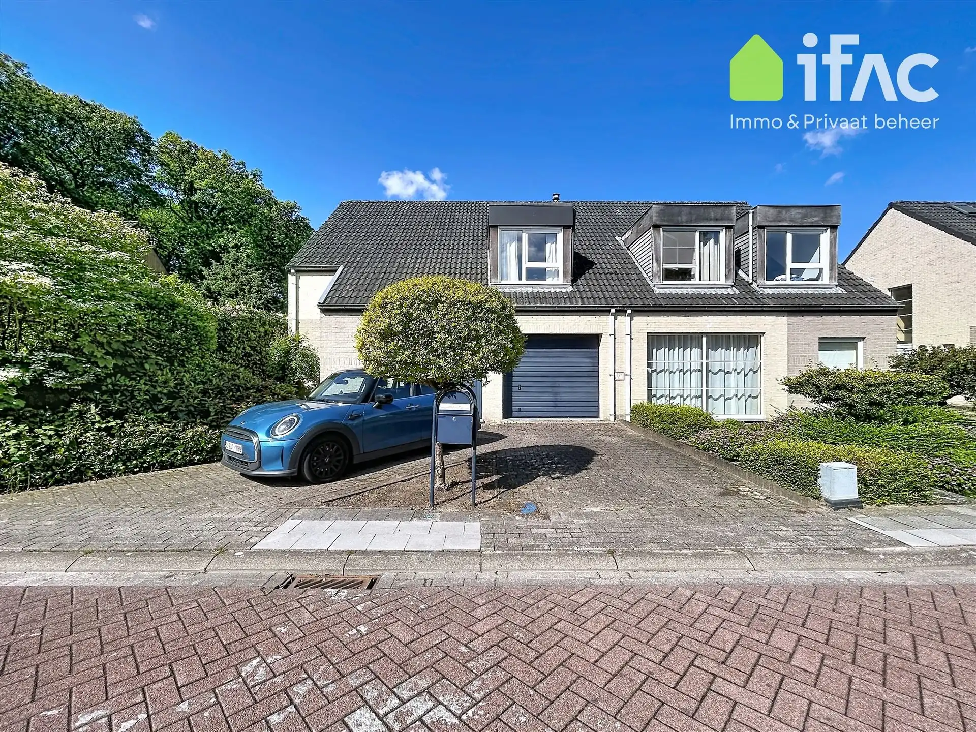 Rustig gelegen woning met 4 slaapkamers en mooie tuin foto {{pictureIndex}}