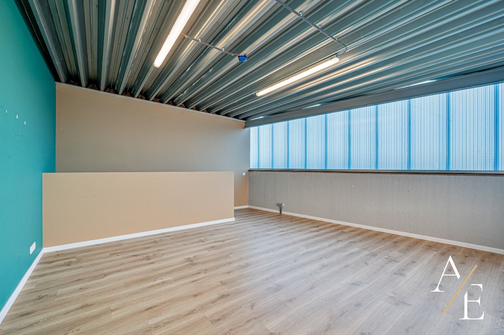 OOSTAKKER - Strategisch gelegen kmo unit van 198m² met showroom en bureau foto 8