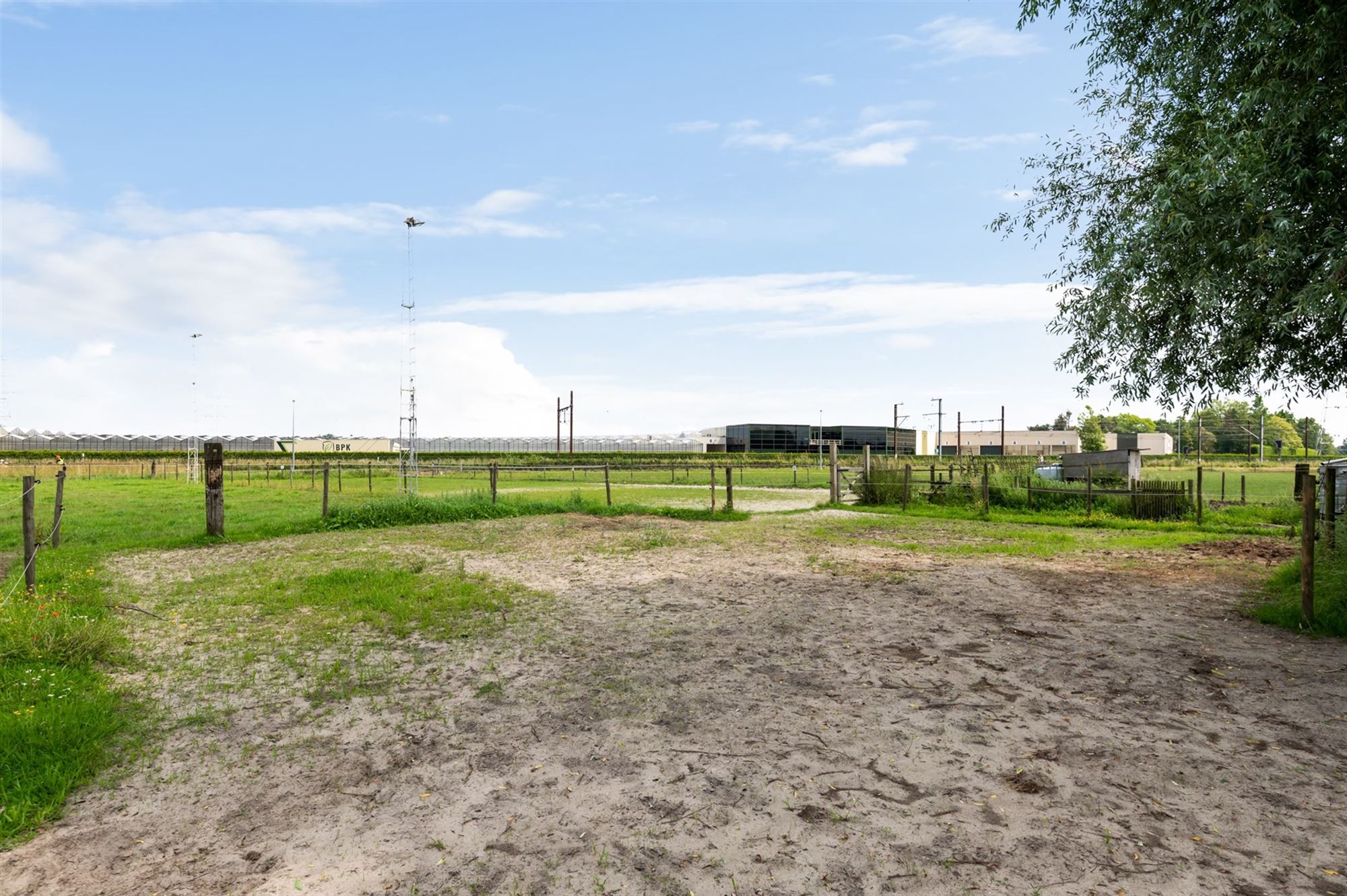 Prachtige paardenweide met stallen en piste foto 11