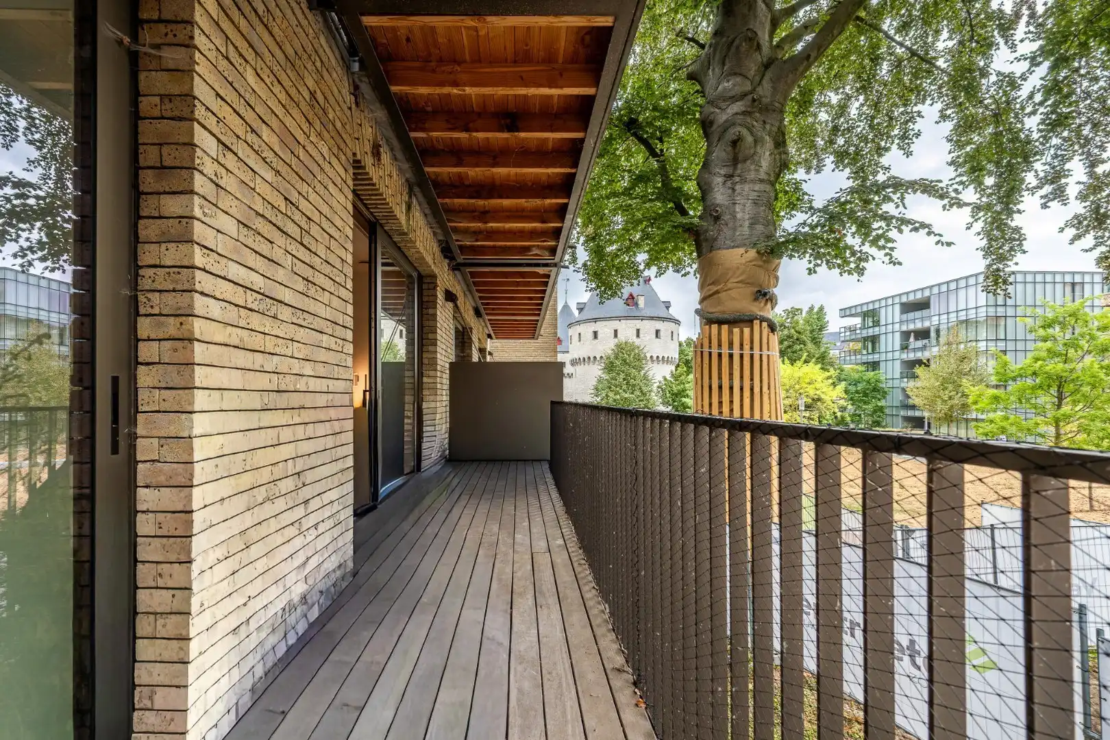Recent, instapklaar appartement met overdekte staanplaats aan de Broeltorens in Kortrijk foto 4