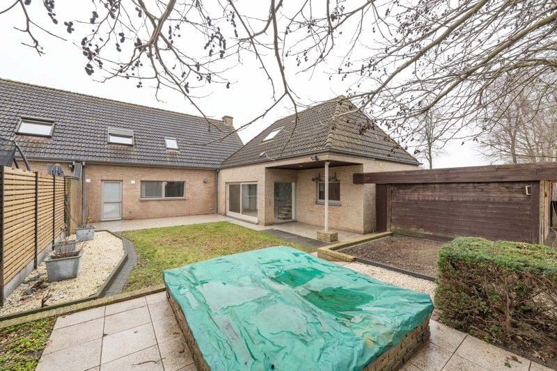 Instapklare halfopen woning met 4 slaapkamers en zonnige tuin TE KOOP in Oostrozebeke! foto 21