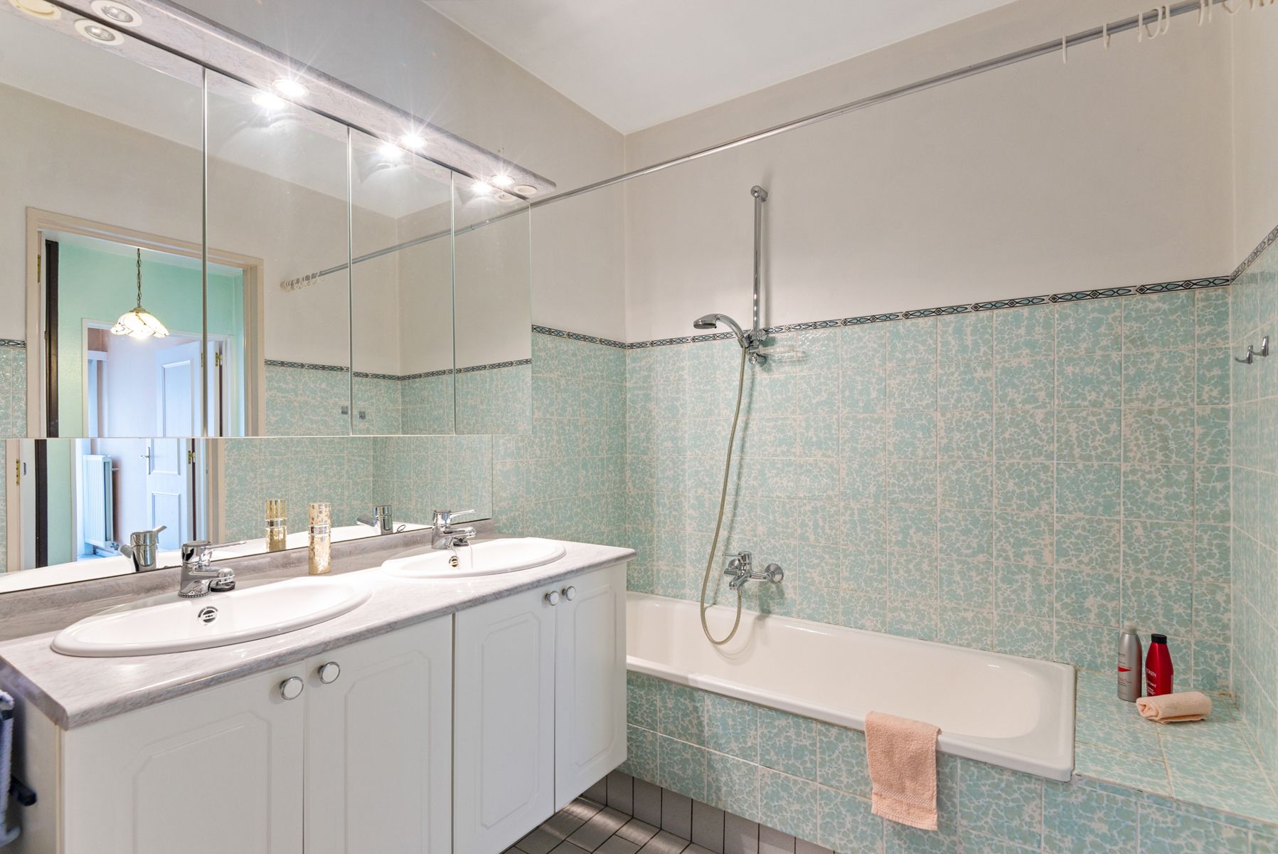 Rust, ruimte en karakter in Mortsel: groot app & garagebox foto 14