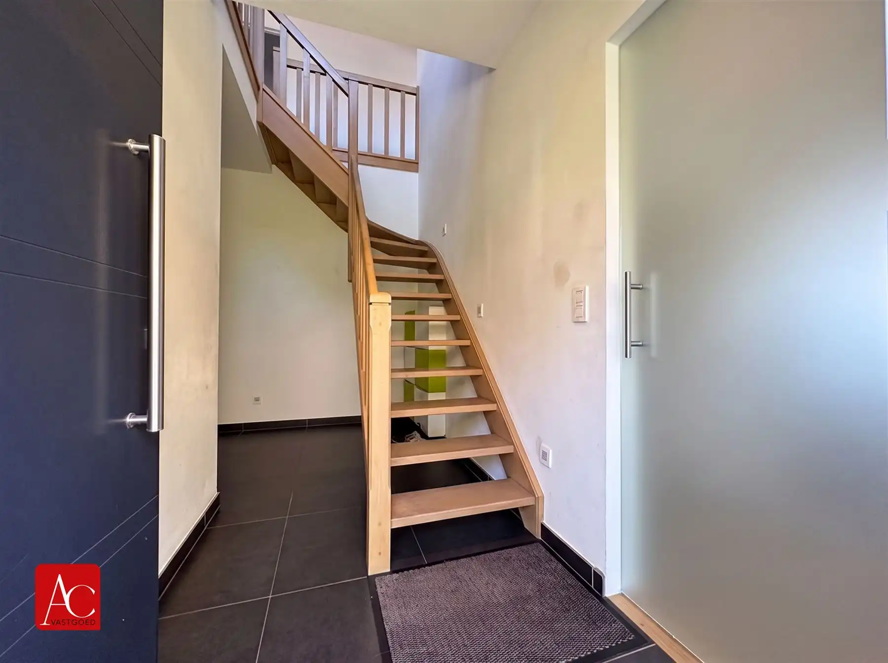 Vrijstaande woning met zwembad in rustige wijk foto 8