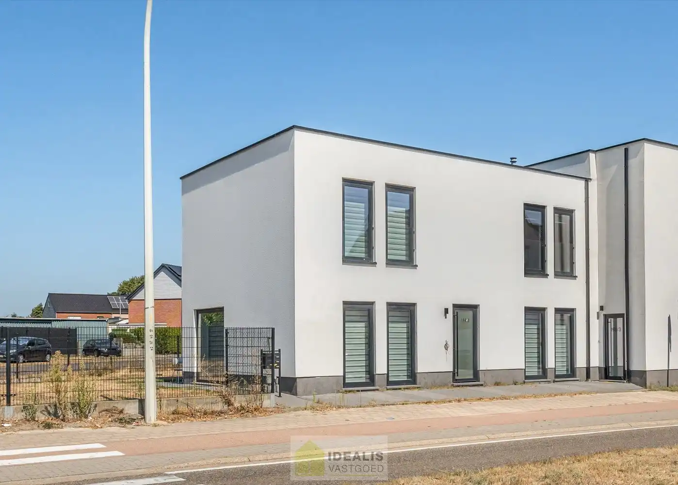 IDEALIS VASTGOED – AANGENAME INSTAPKLARE ÉÉNGEZINSWONING NABIJ HET CENTRUM VAN HEPPEN (LEOPOLDSBURG)! De woning omvat 141m² netto bewoonbare oppervlakte met een fijne leefruimte, 3 slaapkamers, eetkamer, dressing en badkamer!! Zeer geschikt voor kandidaten op zoek naar een instapklare woning met een vlotte bereikbaarheid van woonkernen als Heppen, Leopoldsburg, Beringen en Ham, tevens een vlotte verbinding naar autosnelweg E314! foto 3