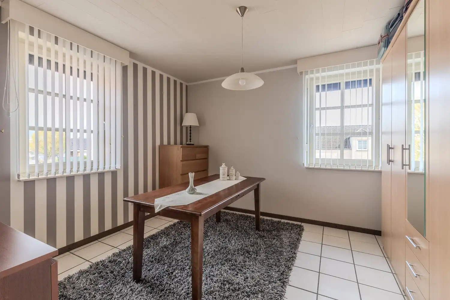 Instapklare woning met drie slaapkamers, ruime tuin en twee garageboxen in hartje Rekem! foto 35