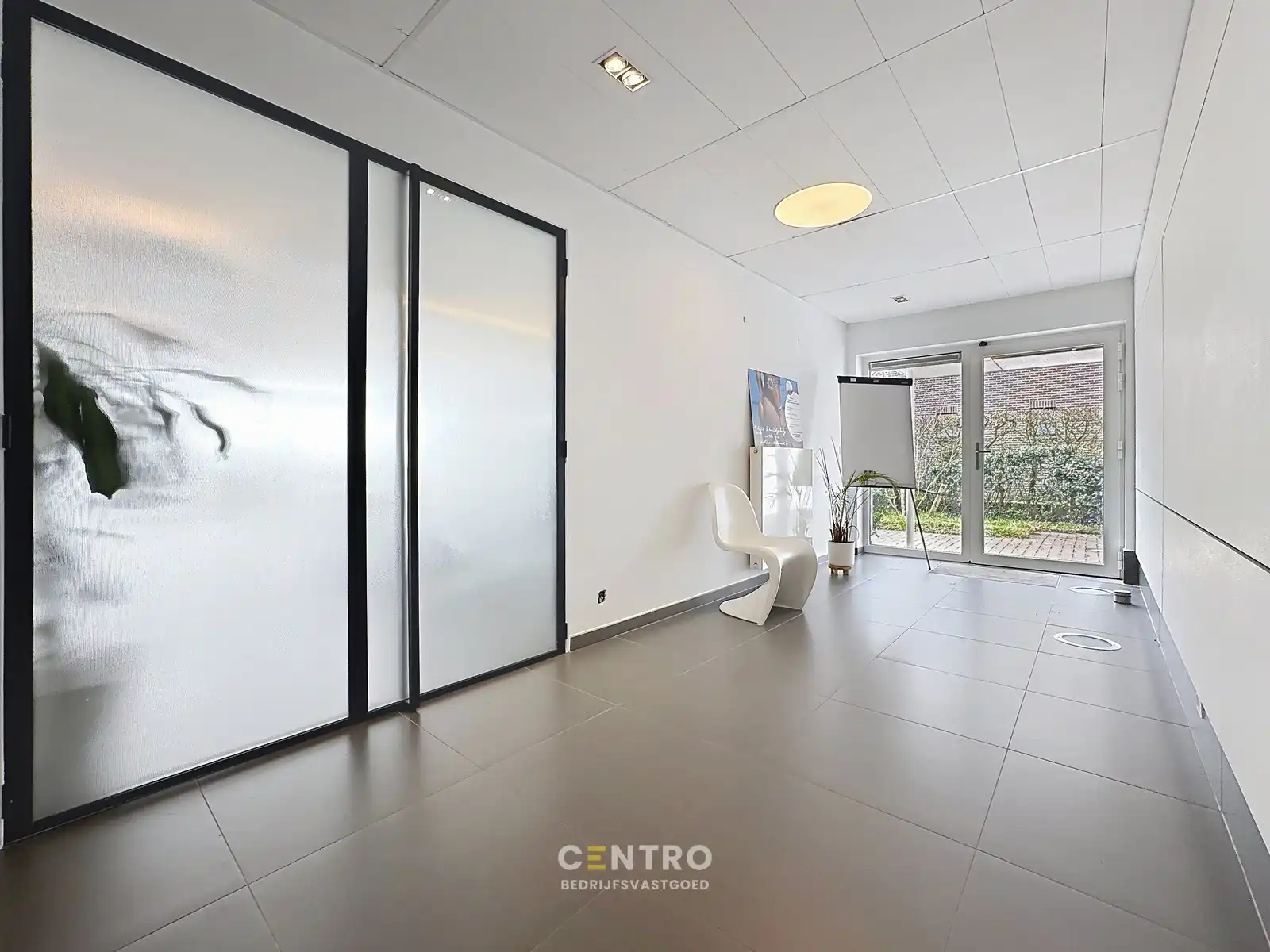 Modern en instapklaar WOON-WERKPAND met professionele ruimten, lichtrijk & ruim APPARTEMENT met zonneterras en aangelegde tuin. foto 6