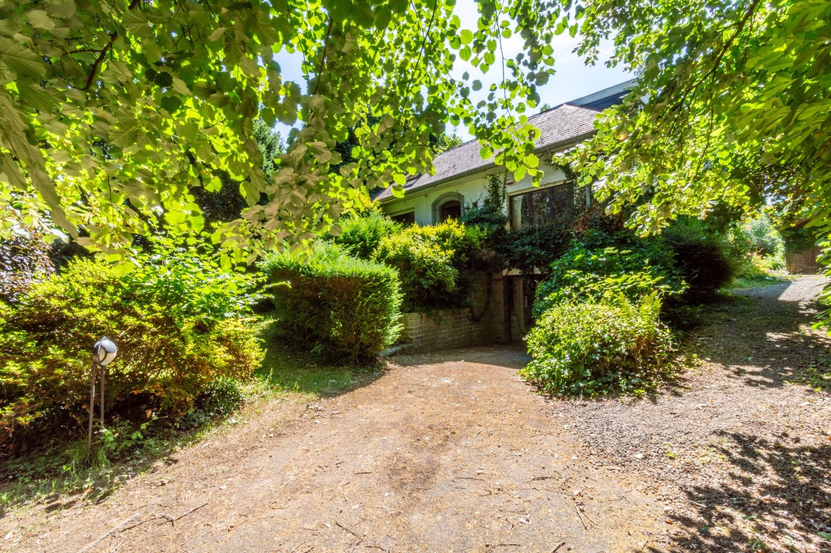 TE MODERNISEREN VILLA MET 4 SLP, GARAGE & ZUID-TUIN! foto {{pictureIndex}}
