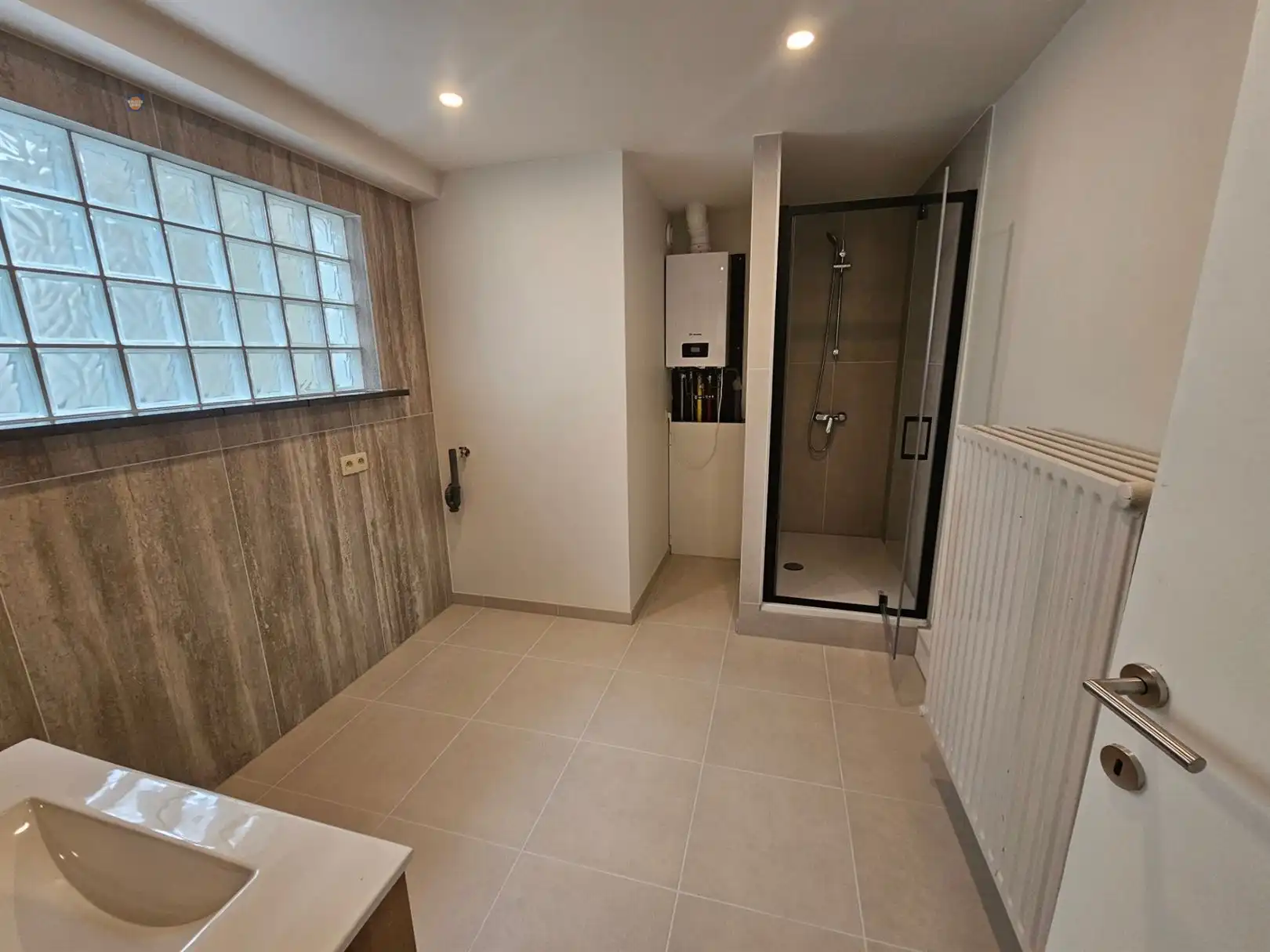 Recent gerenoveerde rijwoning met garage, tuin en 2 slaapkamers foto 15