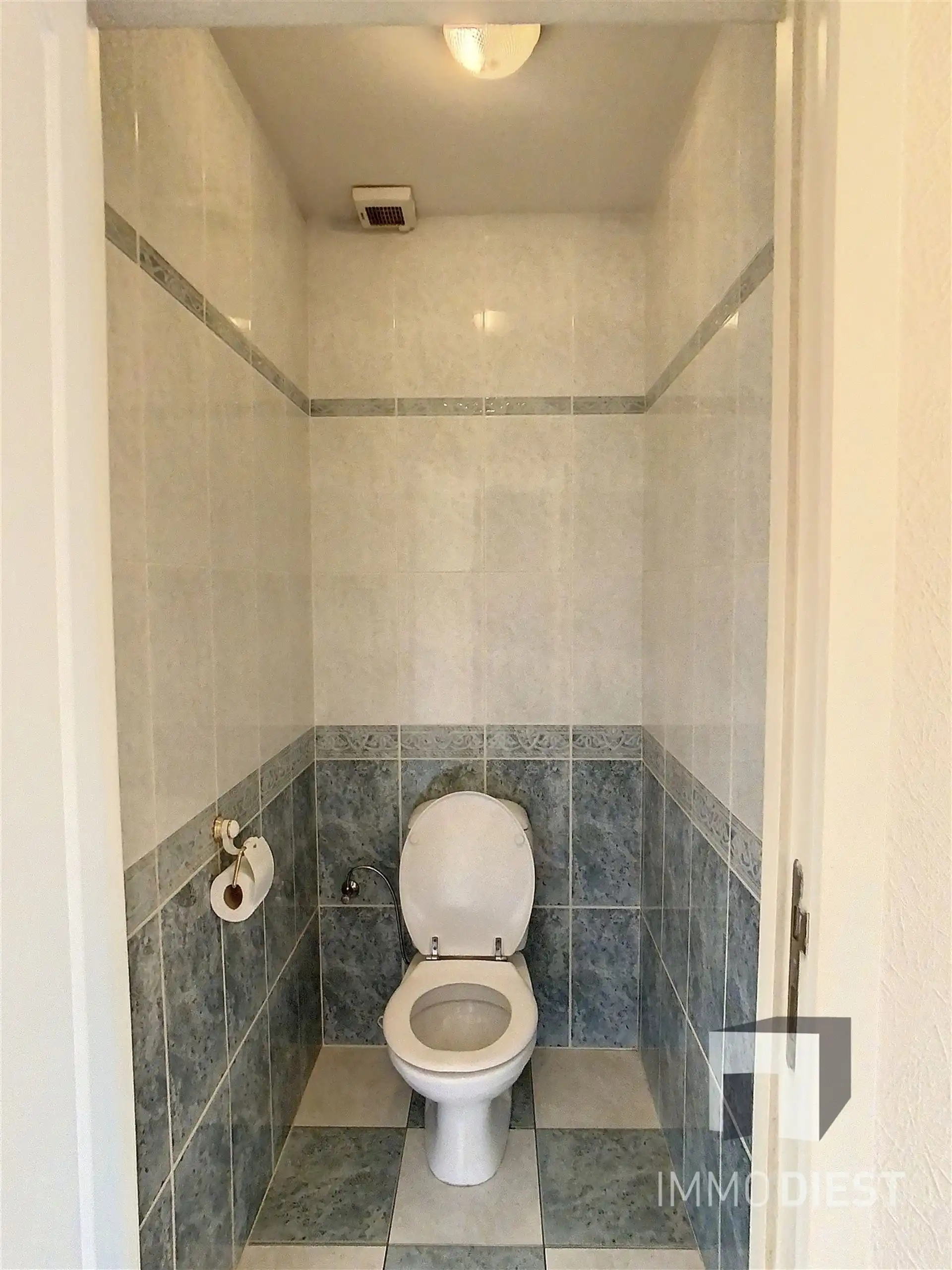 Duplexappartement met 2 slaapkamers, ruim terras en overdekte autostaanplaats in hartje Zichem. foto 20