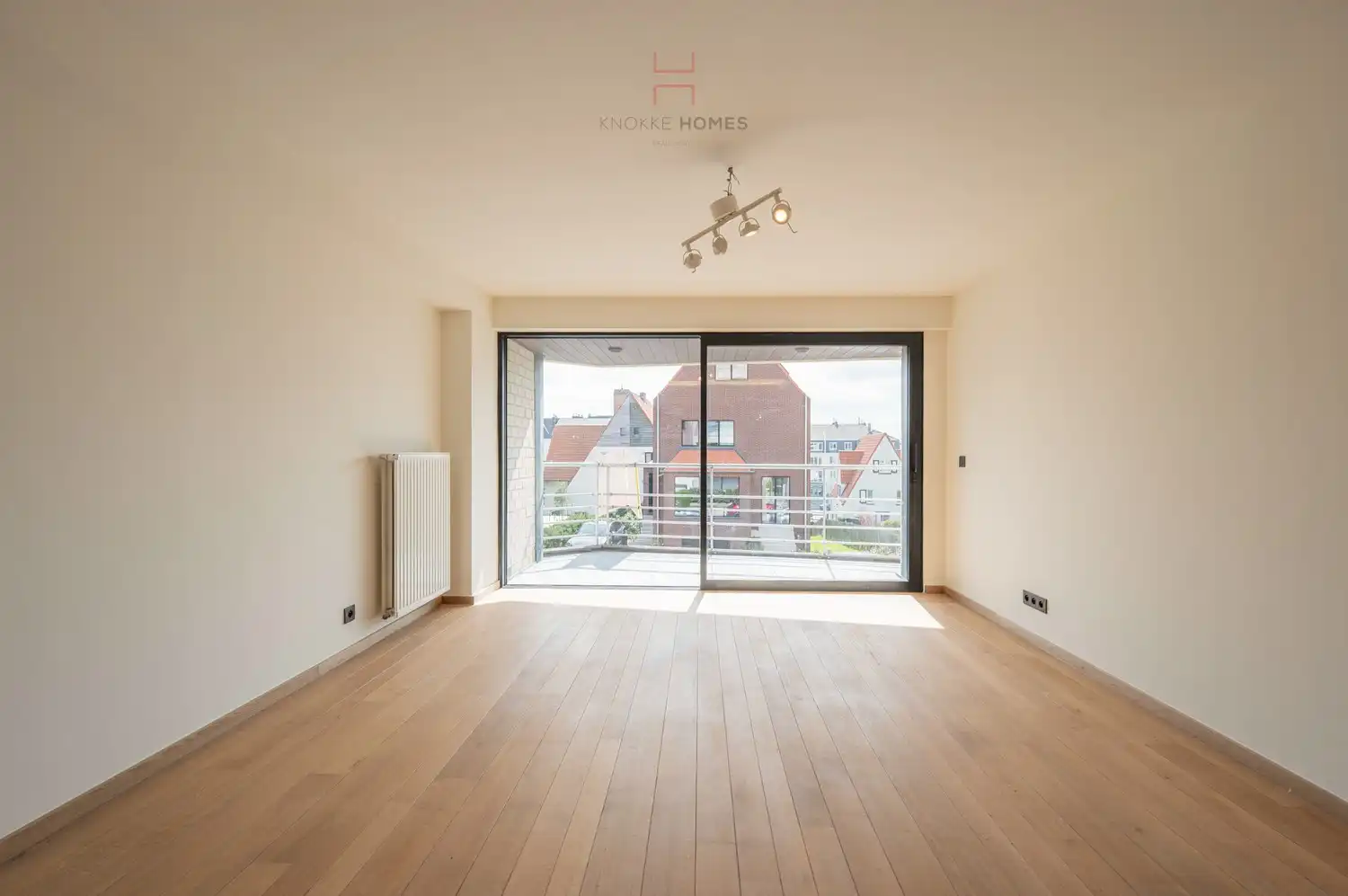 Gerenoveerd 3-kamerappartement met Zuidgericht terras vlakbij het Albertstrand foto 3