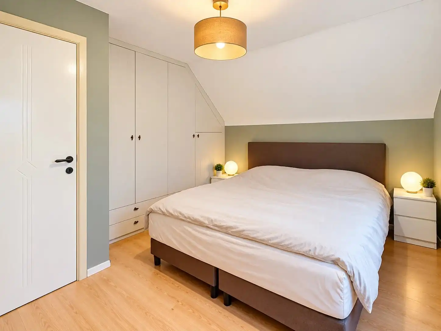 Instapklare woning met 4 slaapkamers op een mooi perceel. foto 19