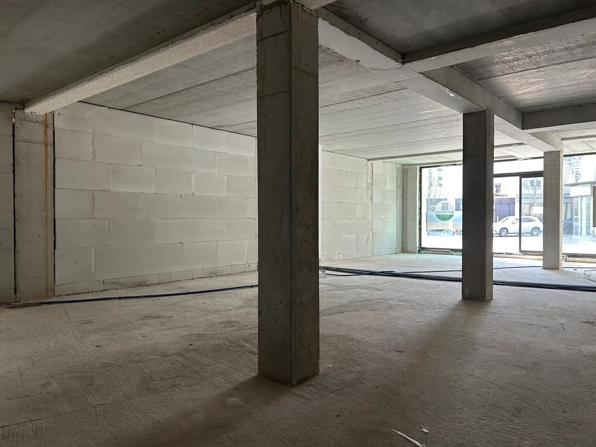 Knap casco handelspand van 184 m² in Residentie "De Voogdij" in het centrum van Mol.  foto 6