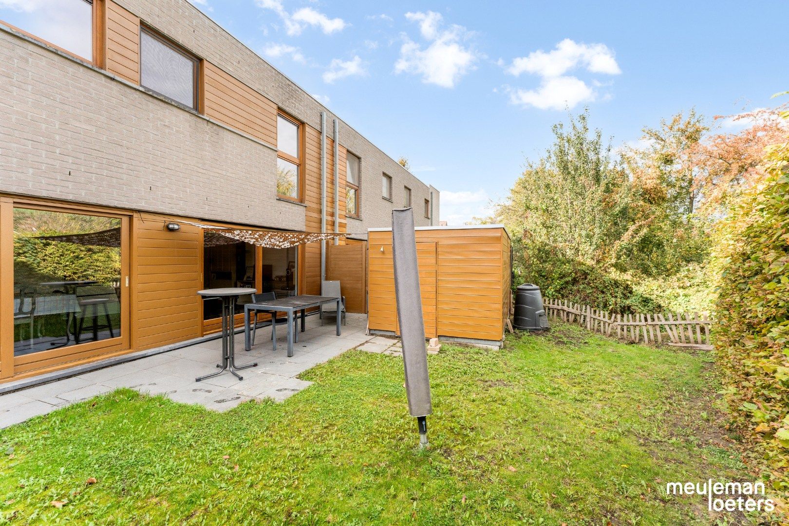 Eigentijdse halfopen woning met carport en tuin foto 14