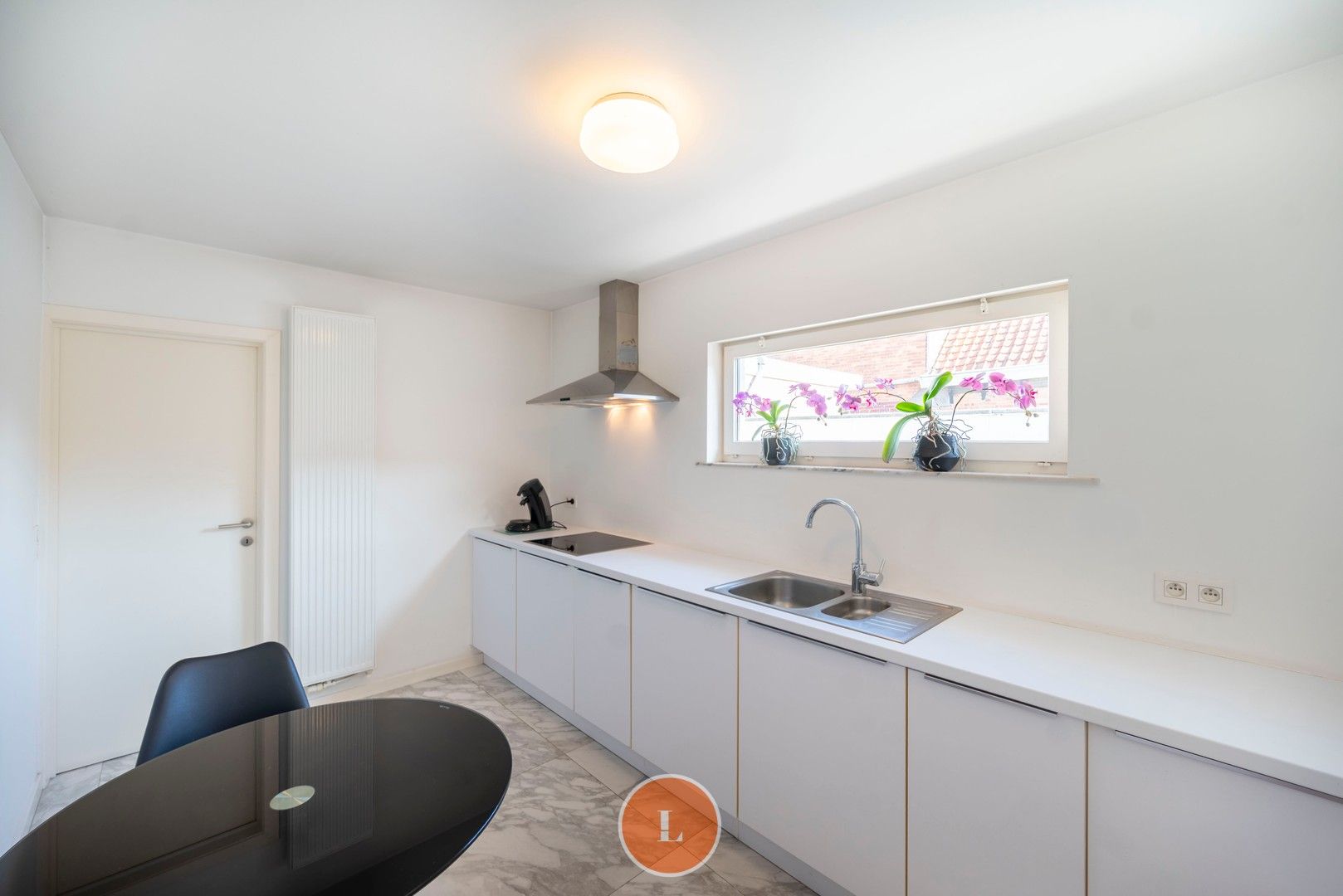 Woonhuis gedeeltelijk ingericht als kapperszaak en gemakkelijk te veranderen in trendy woning foto 9