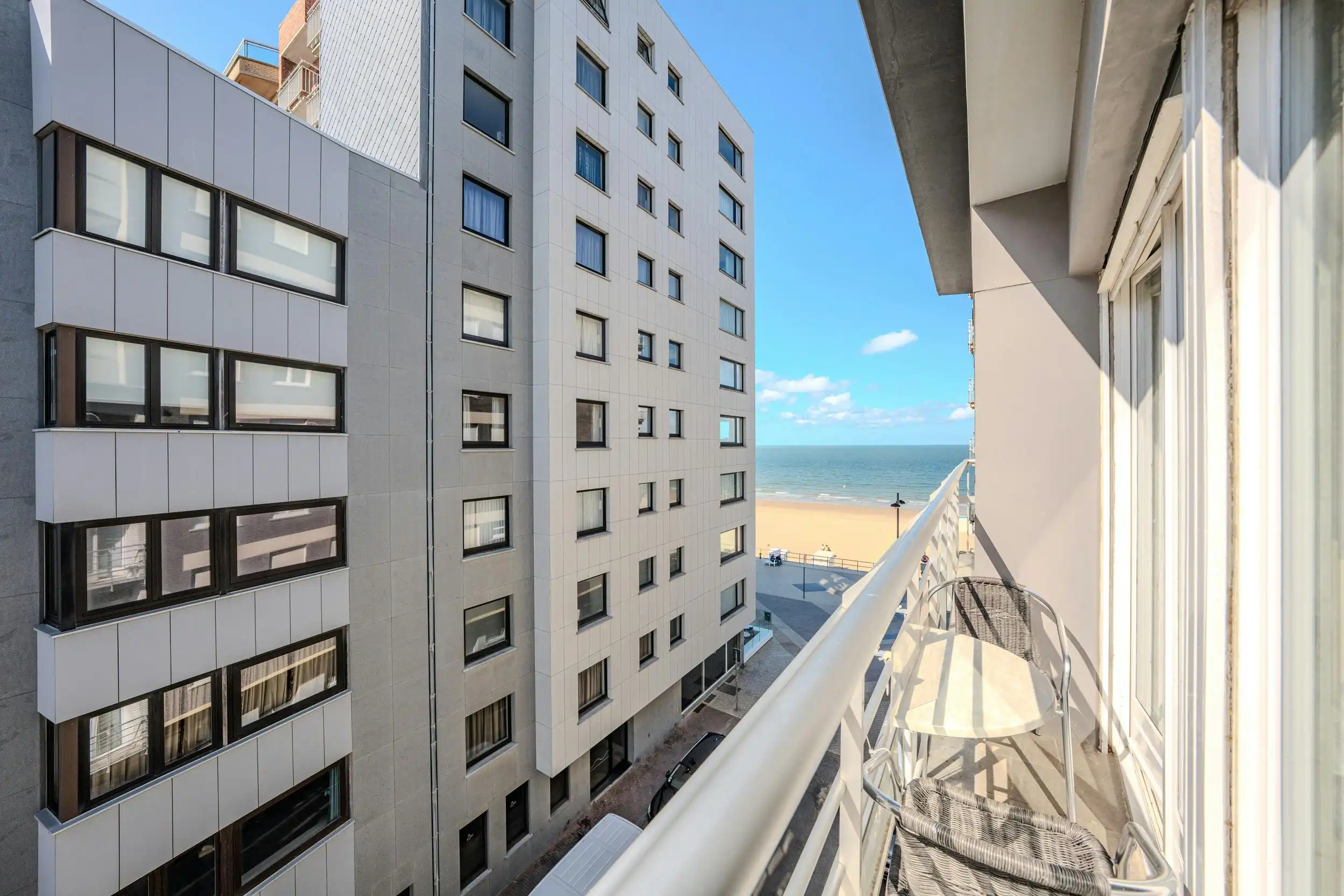 Lichtrijke studio te koop met zijdelings zeezicht en terras! foto 5