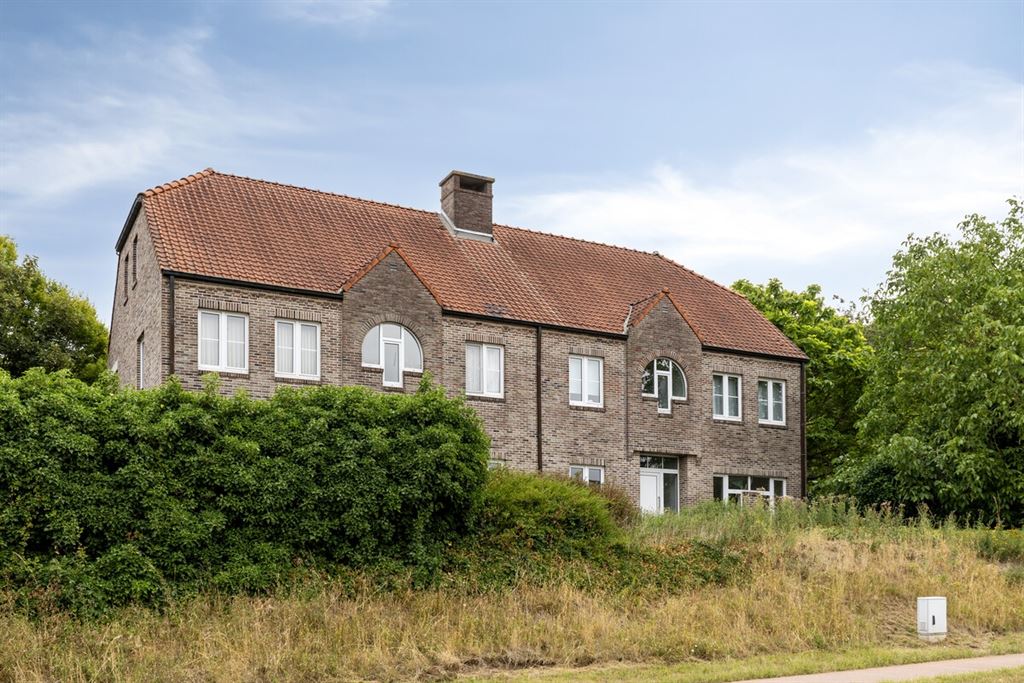 Twee ruime, te renoveren, woningen te koop!  foto 3