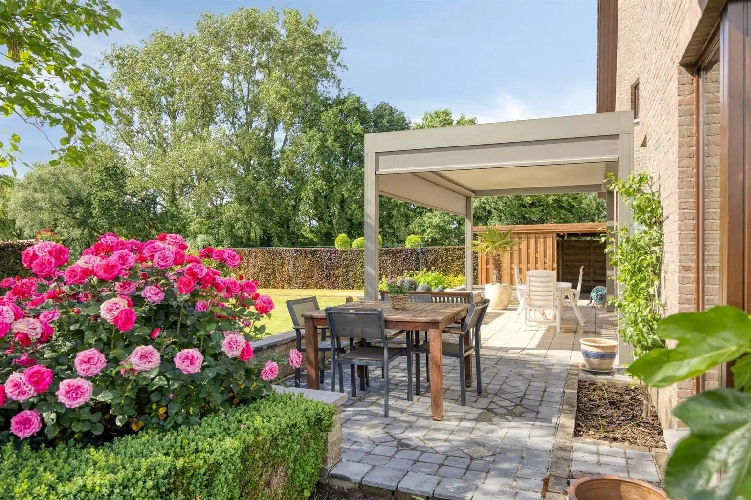 Toffe, vrijstaande split-level woning met 4 slaapkamers, inpandige garage, prachtig aangelegde tuin en zonnepanelen, rustig gelegen in het landelijke Ophoven.  foto 38