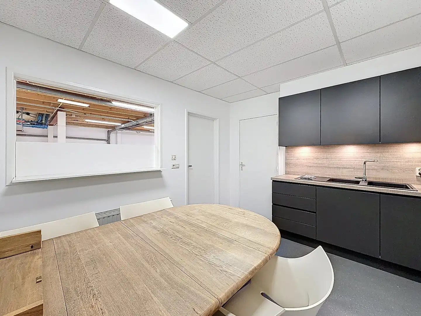 Uniek multifunctioneel object met bedrijfsruimte, kantoor, mancave en ruim appartement foto 9