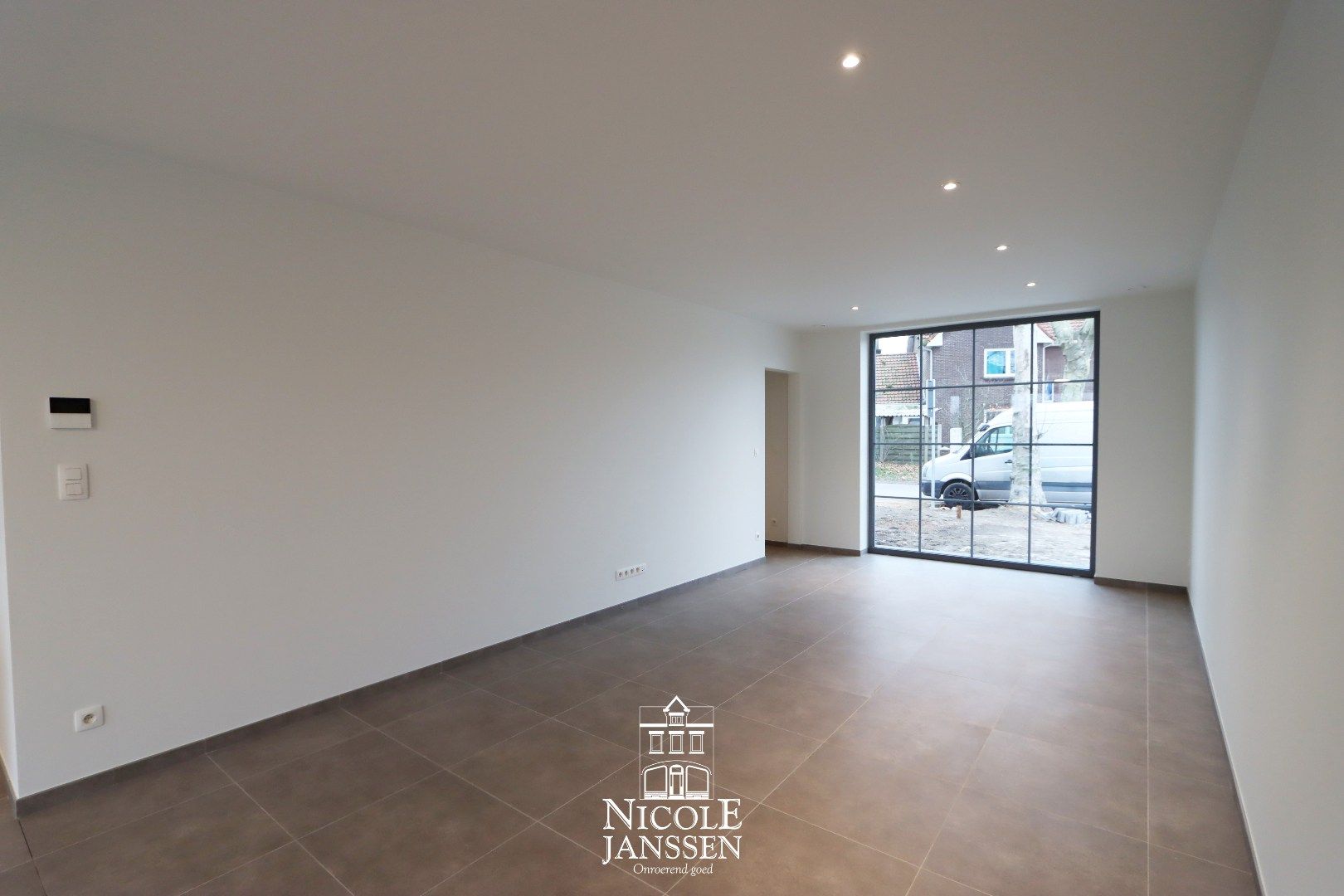 Nieuwbouwwoning met carport foto 3