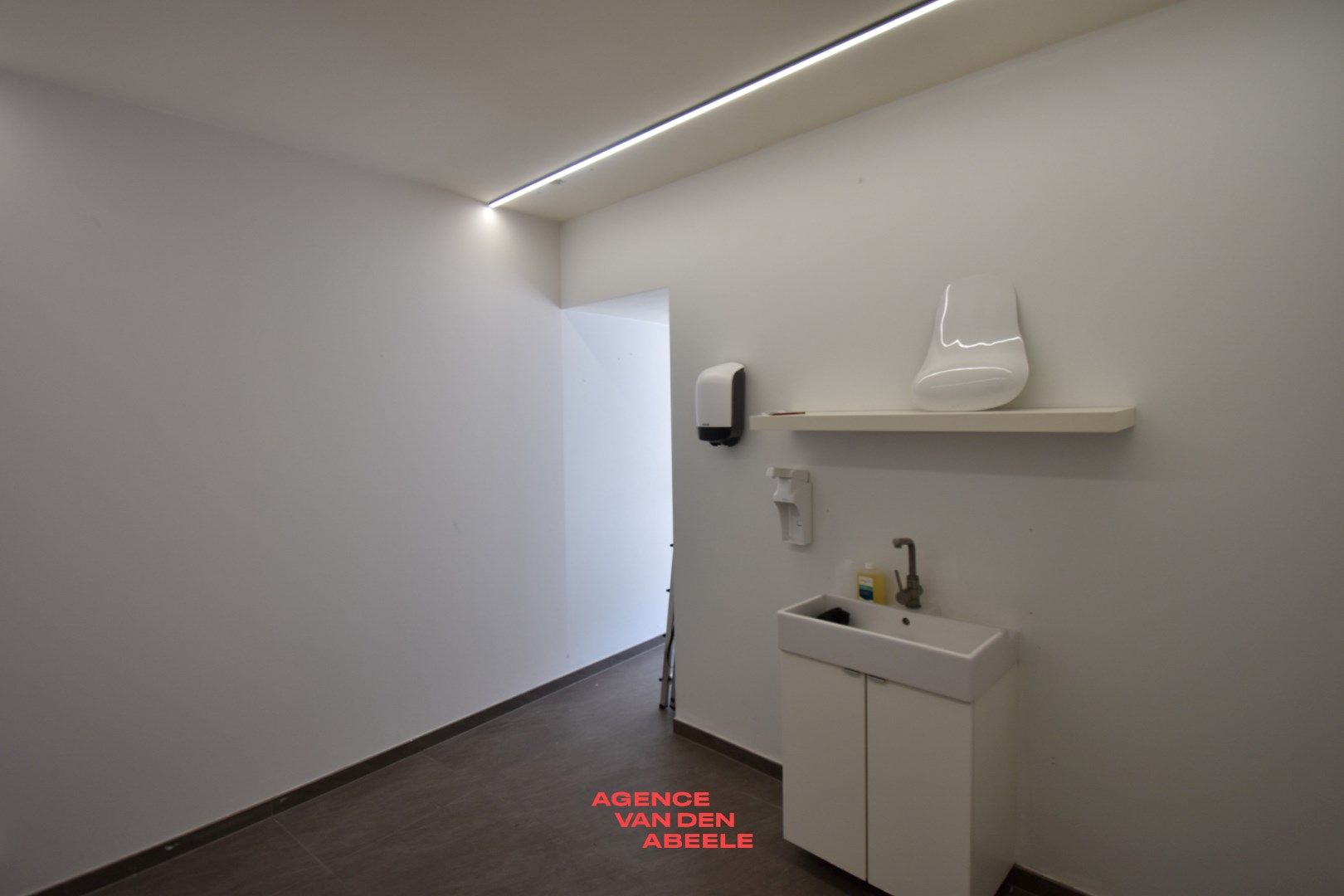 Commercieel gelegen woning met 4 slaapkamers en tuin foto 8