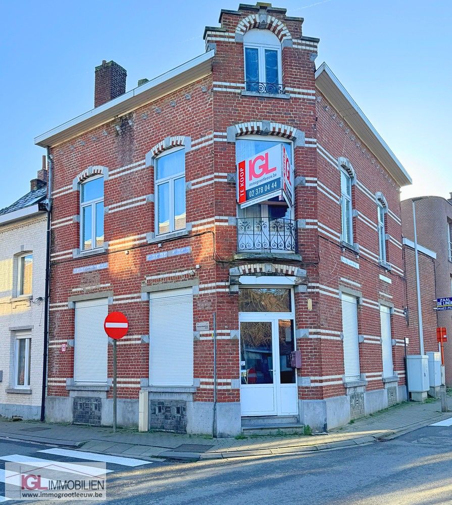 Handelsruimte met appartement te koop in Sint-Pieters-Leeuw foto {{pictureIndex}}