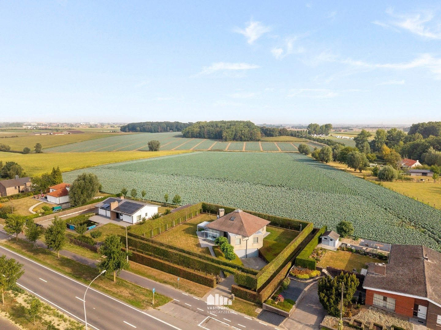 Goed onderhouden villa met grote tuin en twee garages op centrale ligging.   foto 34