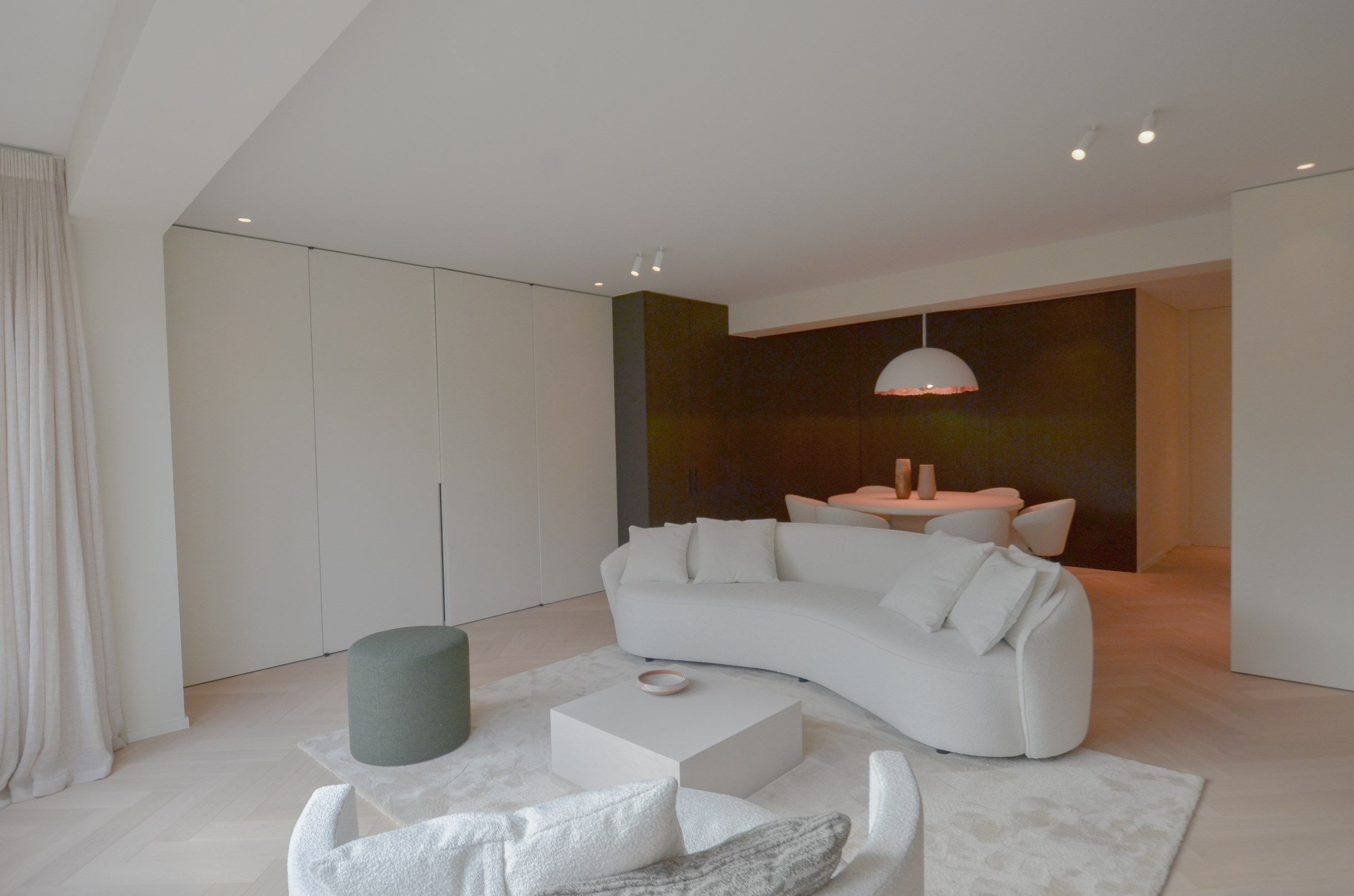 Uitzonderlijk ,tijdloos volledig gerenoveerd appartement met een open zicht . foto 3