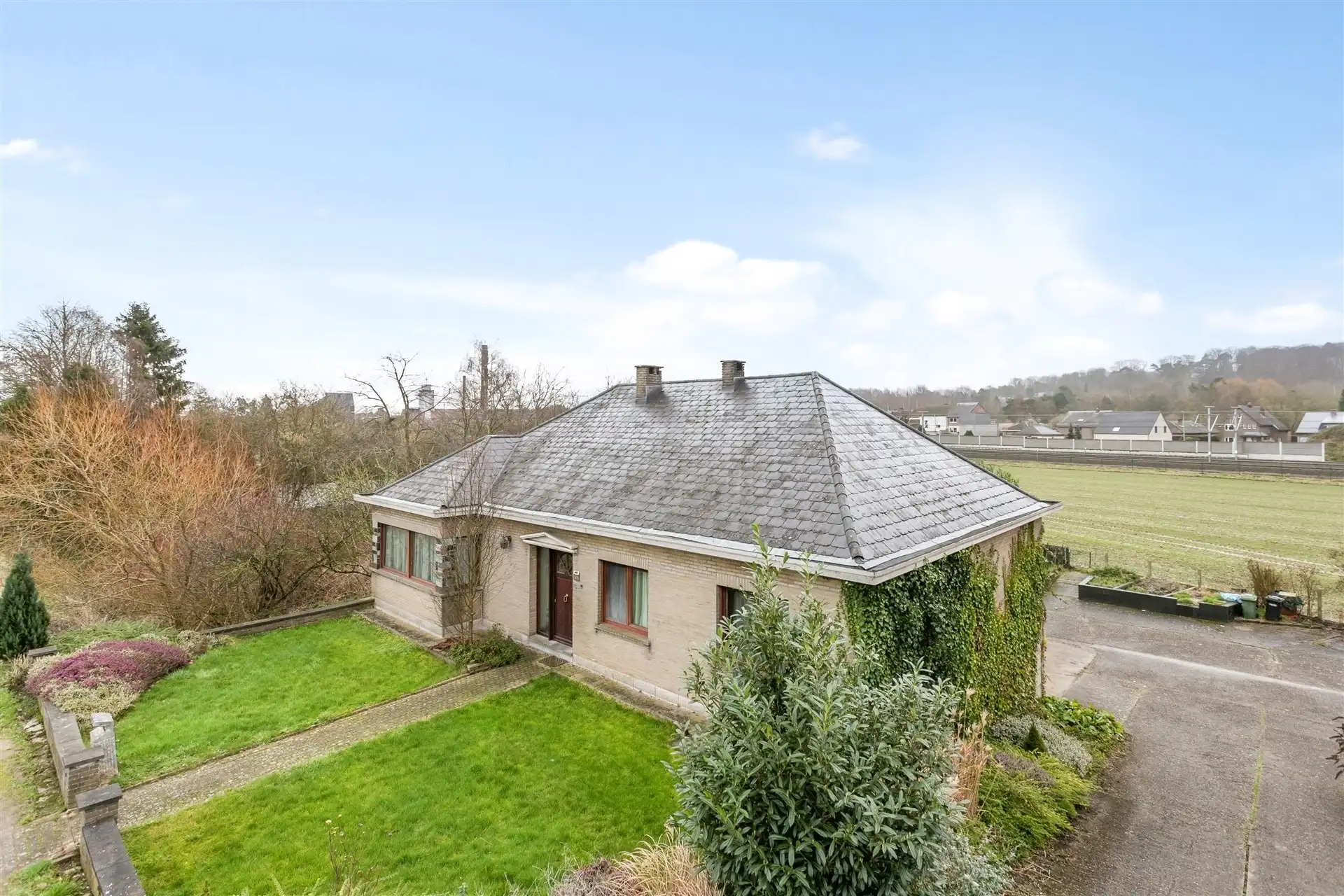 Ruime vrijstaande woning, omgeven door groene weilanden en op wandelafstand van het dorp. foto 4