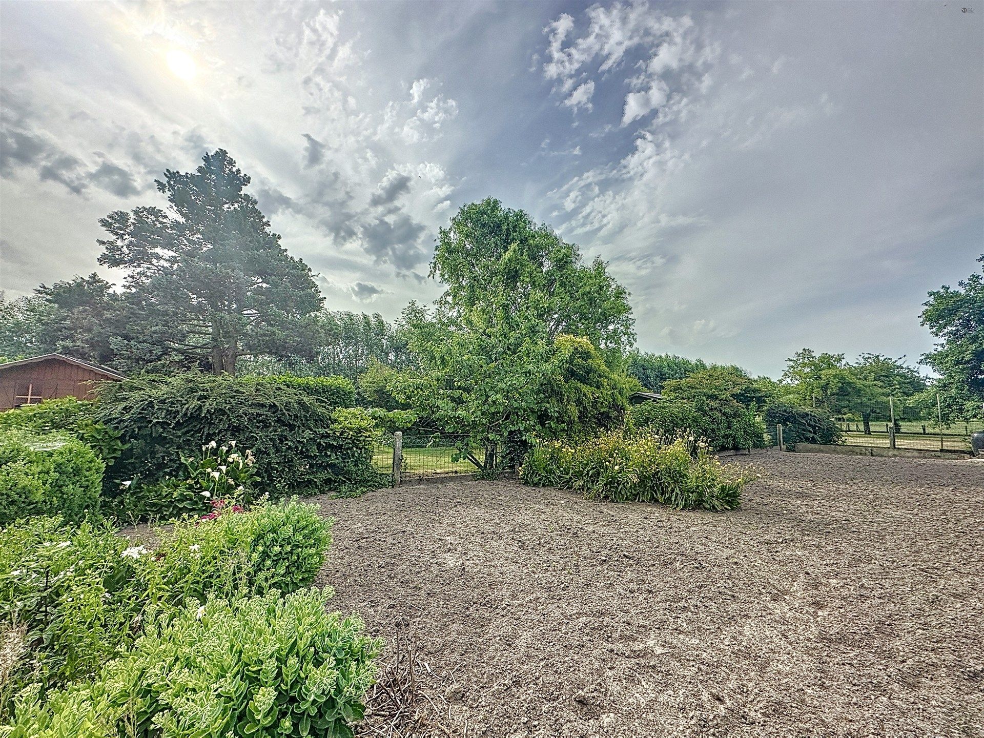 Open bebouwing met 4 slaapkamers op perceel van 2.062m² omringd door velden! foto 7