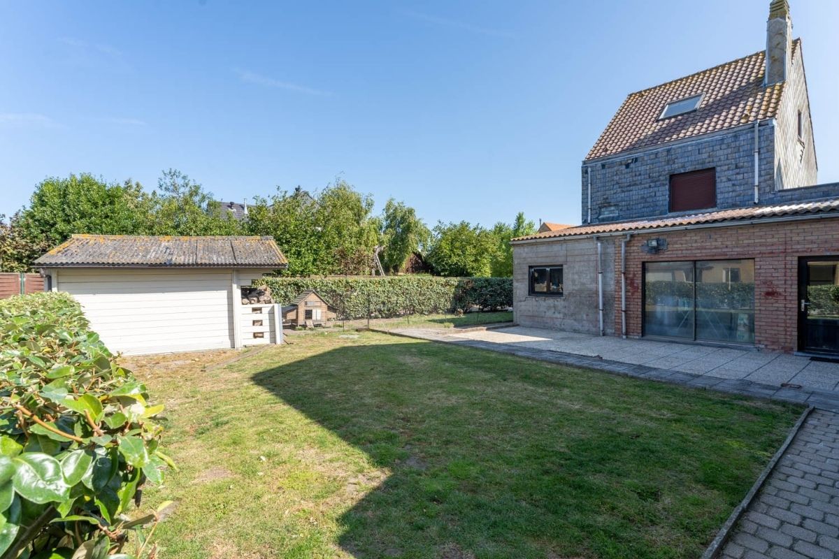 Te renoveren/slopen woning met bijgebouw, dubbele garage en zonnige tuin foto 3