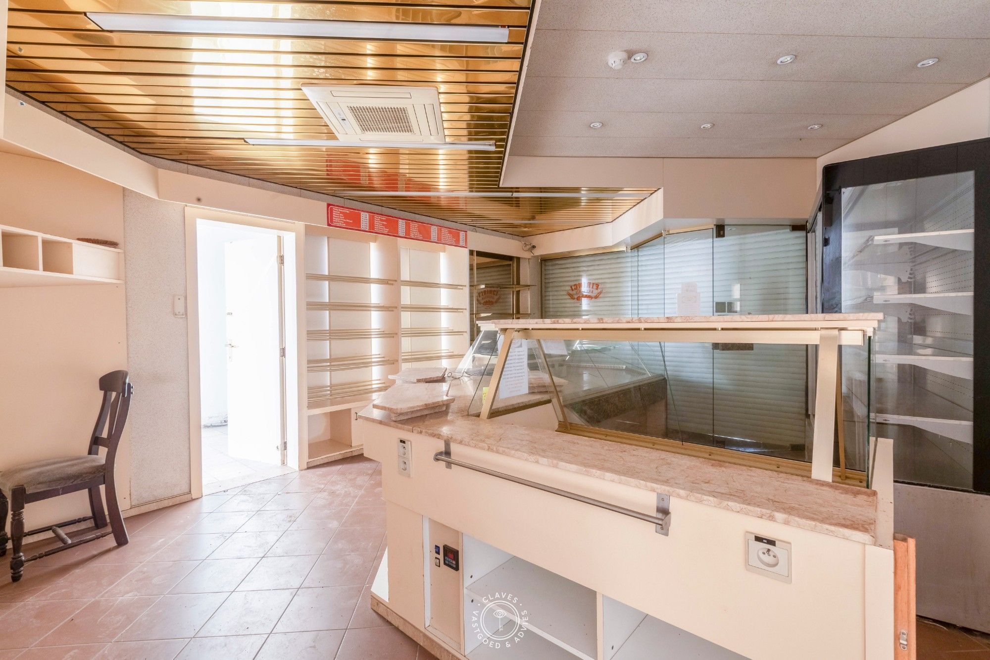 Enorm ruim handelshuis met magazijn op een groot perceel en garages achteraan. foto 11