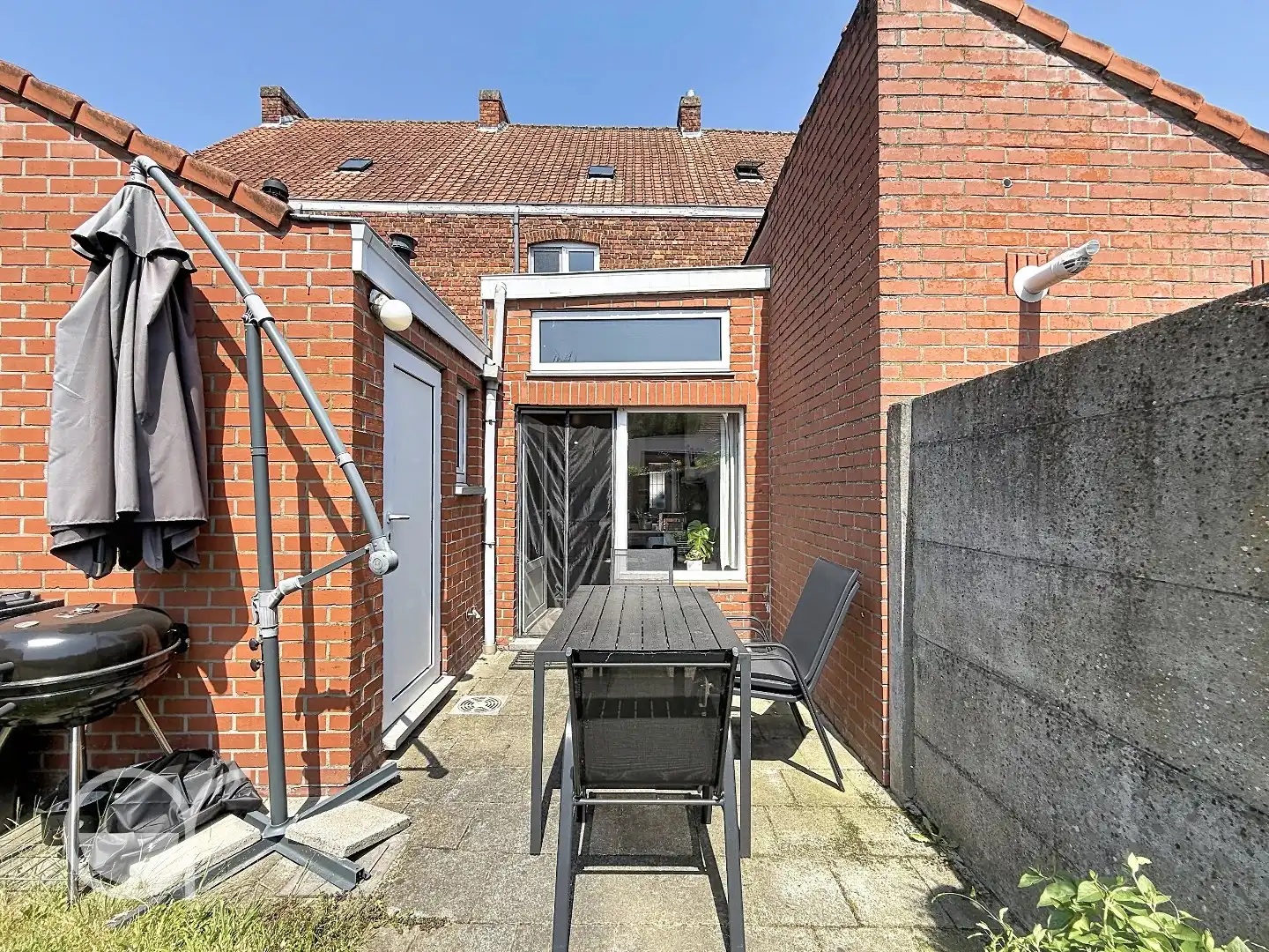 Rijwoning met 2 slaapkamers en zonnig stadstuintje in centrum Drongen foto 10