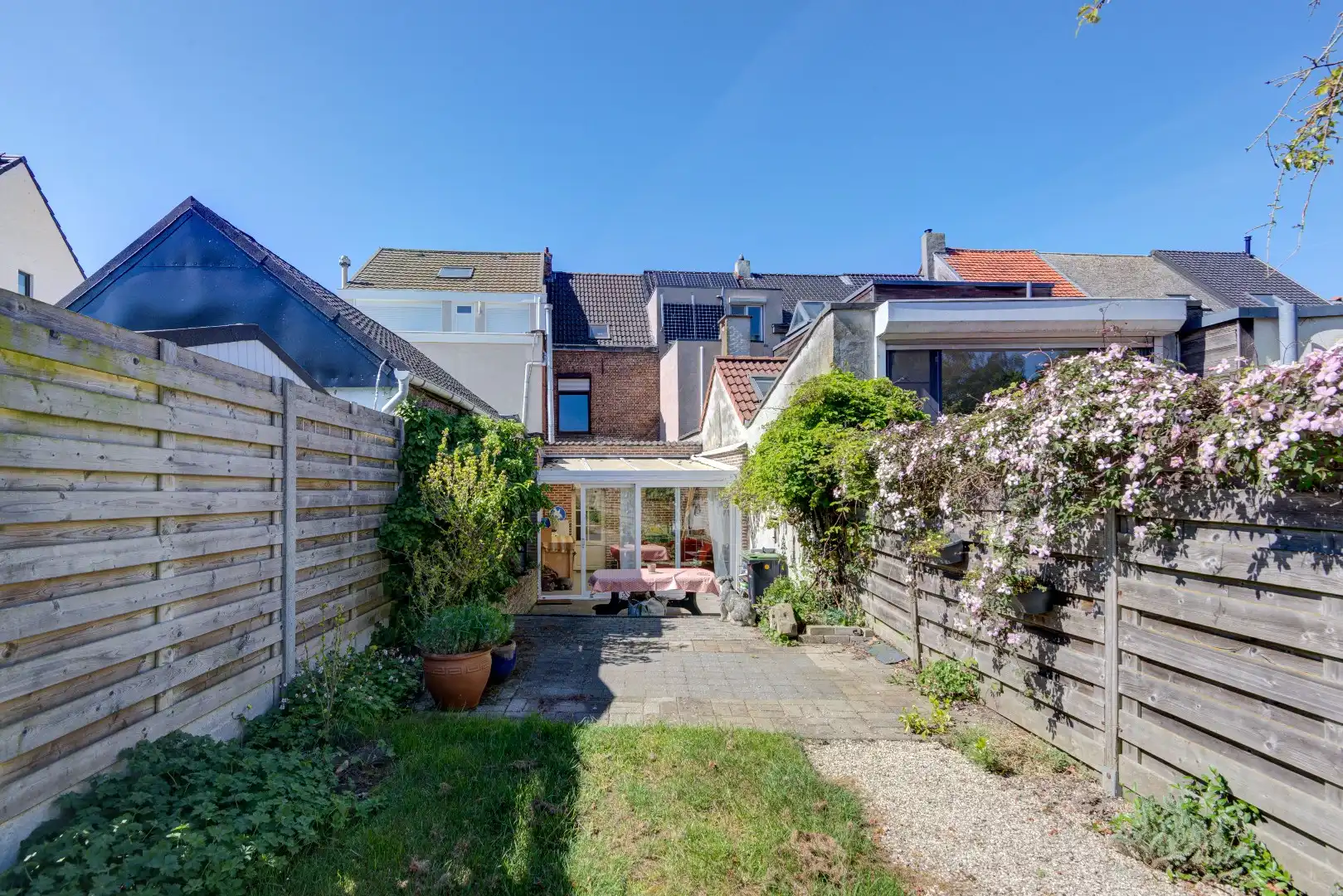 Op te frissen woning, 3 slaapkamers en grote tuin. foto 17