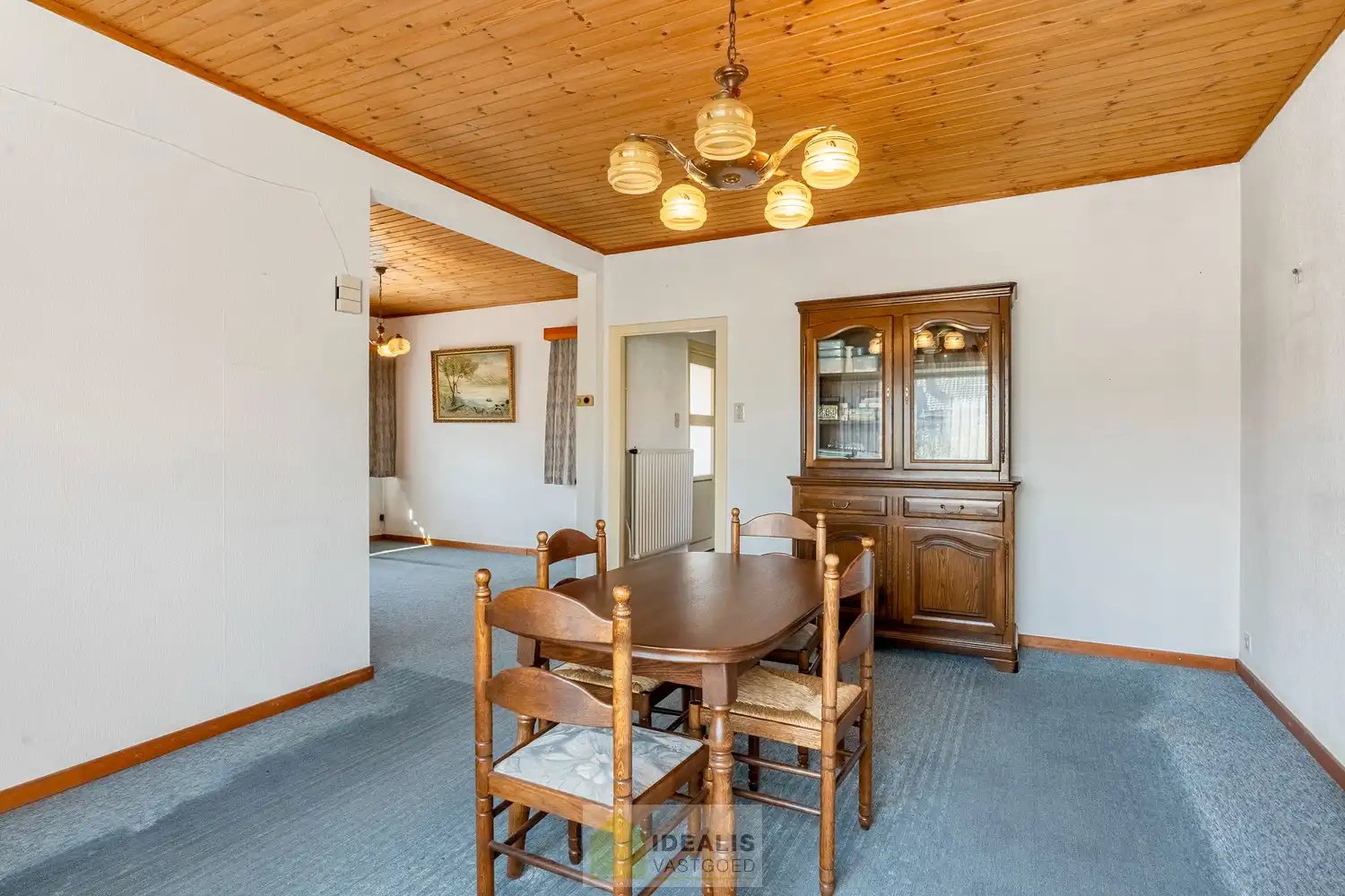 IDEALIS VASTGOED - Aangename vrijstaande woning op toplocatie te Boseind, Pelt. Deze woning omvat maar liefst +-149m² netto bewoonbare oppervlakte op een perceel van 6a 35ca met een ruime woonkamer met aansluitend uitgeruste keuken, maar liefst 3 slaapkamers of 2 slaapkamers met ruime dressing, badkamer, wasplaats, veranda en zeer ruime garage vlakbij de dorpskern van Boseind, Pelt! Uiterst geschikt voor kandidaten op zoek naar een naar eigen wens te renoveren betaalbare woning. foto 7