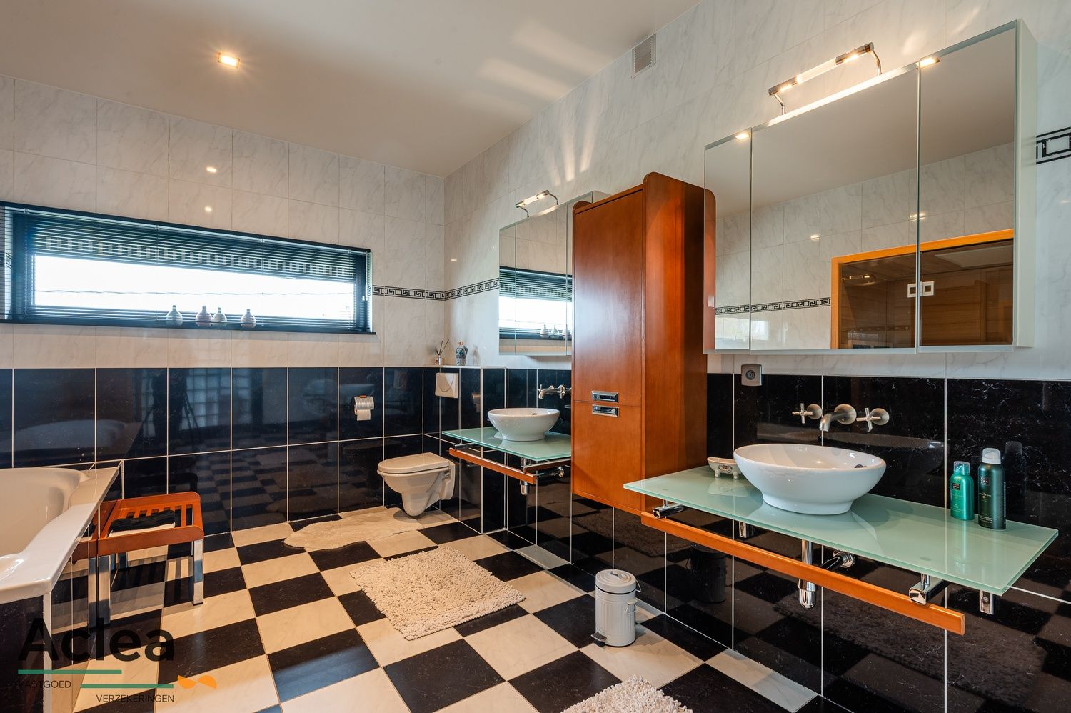 Moderne instapklare villa met zwembad en poolhouse foto 26