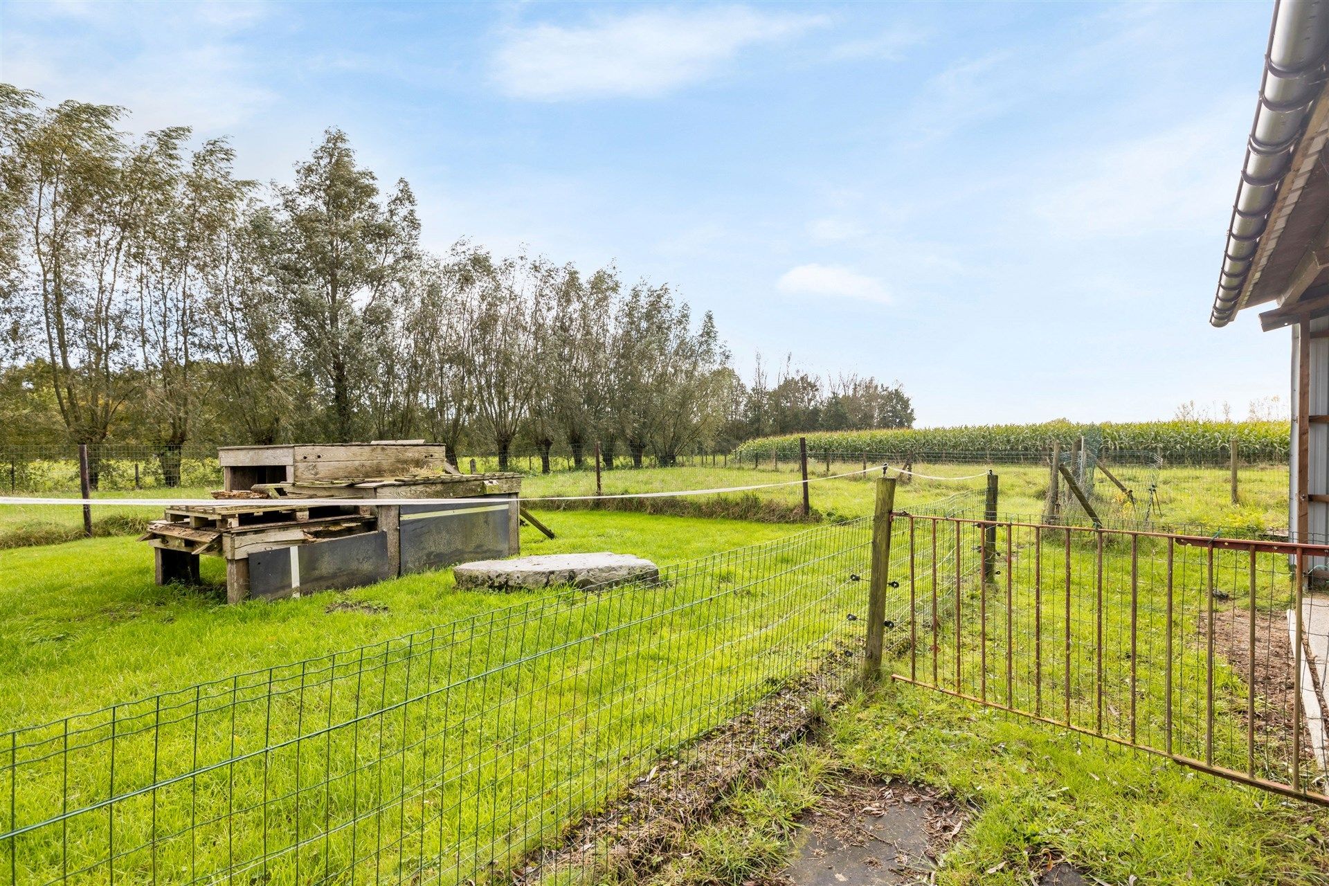 Instapklare gezinswoning met paardenstal en weide op een perceel van 2.639m² foto 26