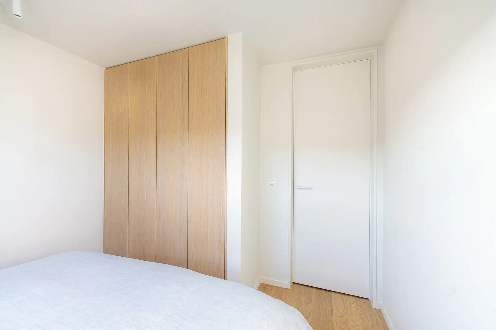 Luxueus gerenoveerd duplexappartement met drie slaapkamers. foto 25