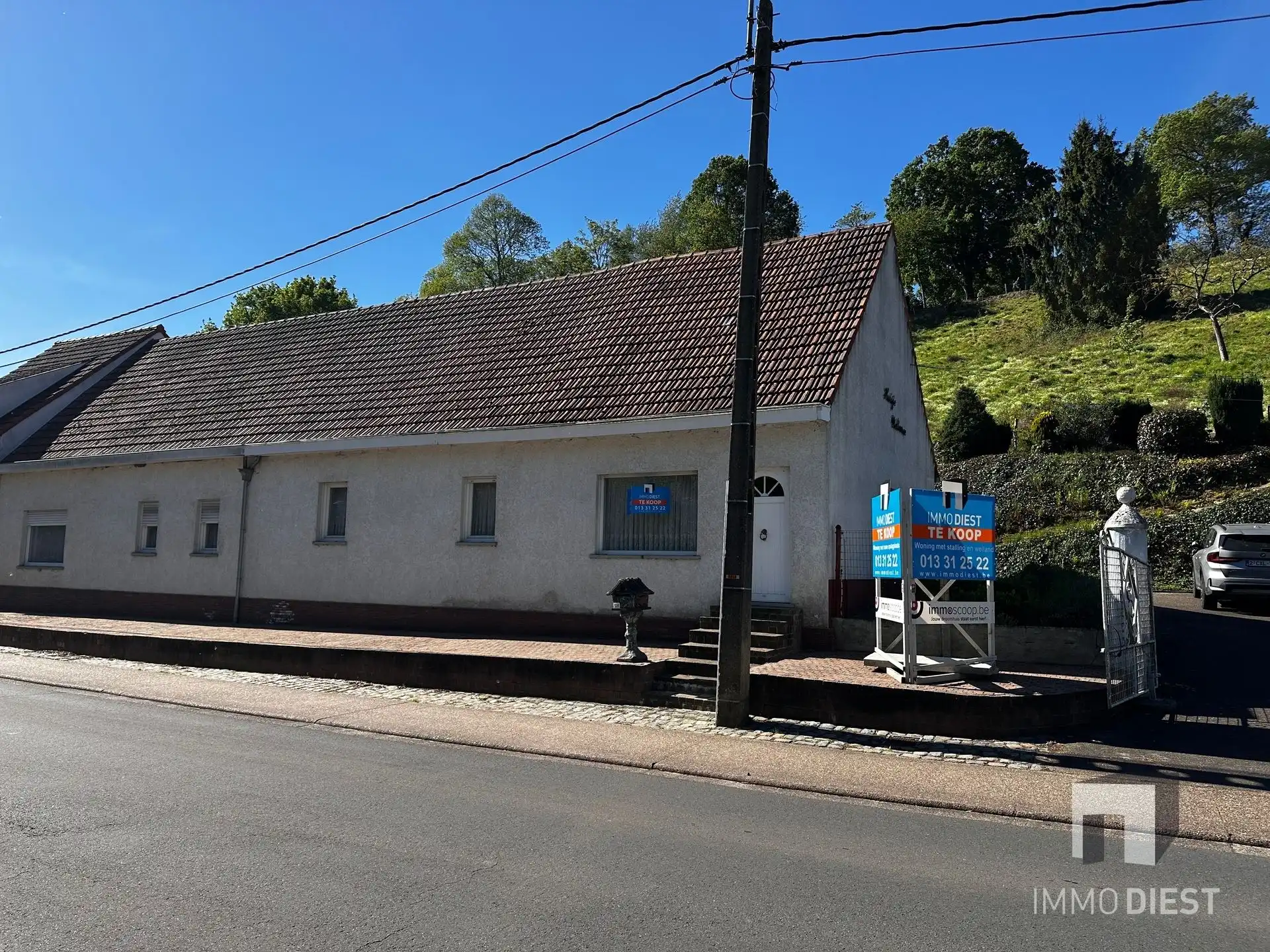 Woning met grote garage en stalling foto 39