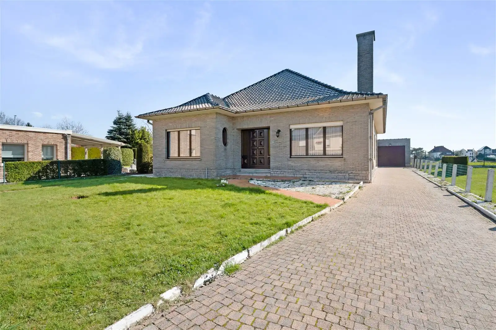 Hoofdfoto van de publicatie: villa bungalow met tuin en aparte garage op +/- 10are