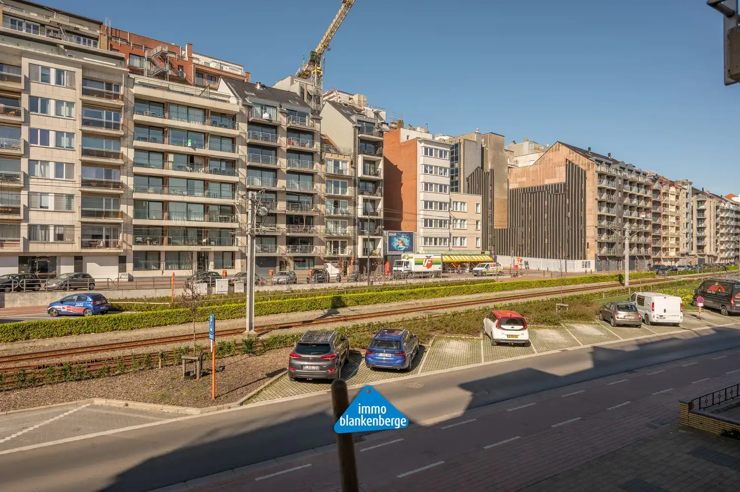 Zeer Ruim  Appartement met 3 Slaapkamers nabij de Zeedijk foto 2
