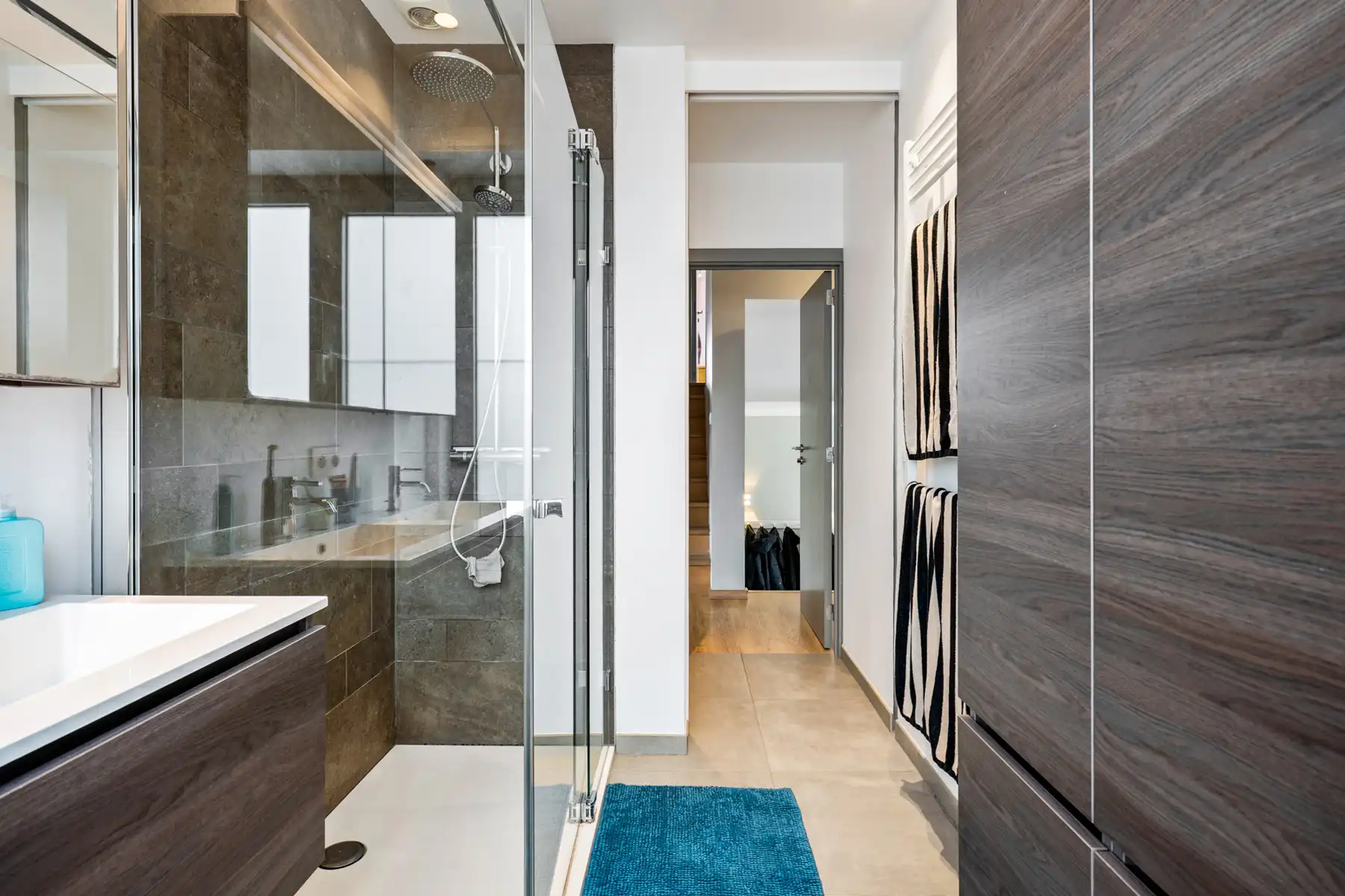 Villa met 5 slpk, 2 badkamers, ruime tuin, garage en kelder foto 16