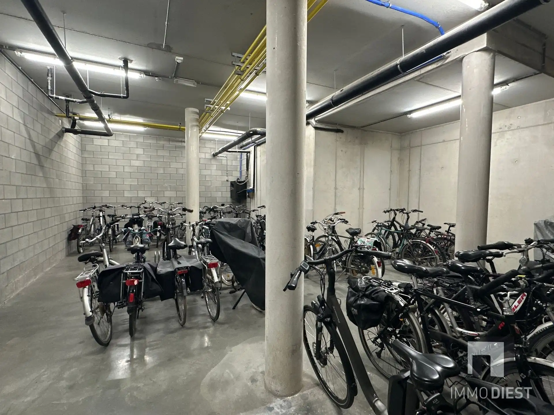 Instapklaar appartement met 2 slpks, terras, parking en kelder foto 24