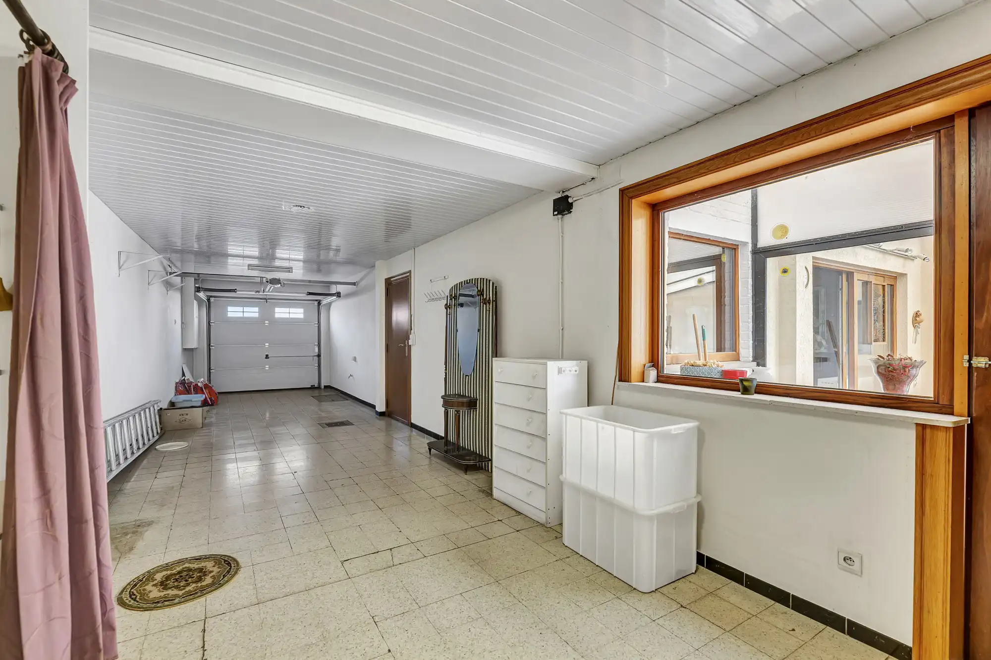 Robuuste woning met ruime garage en tuin foto 14