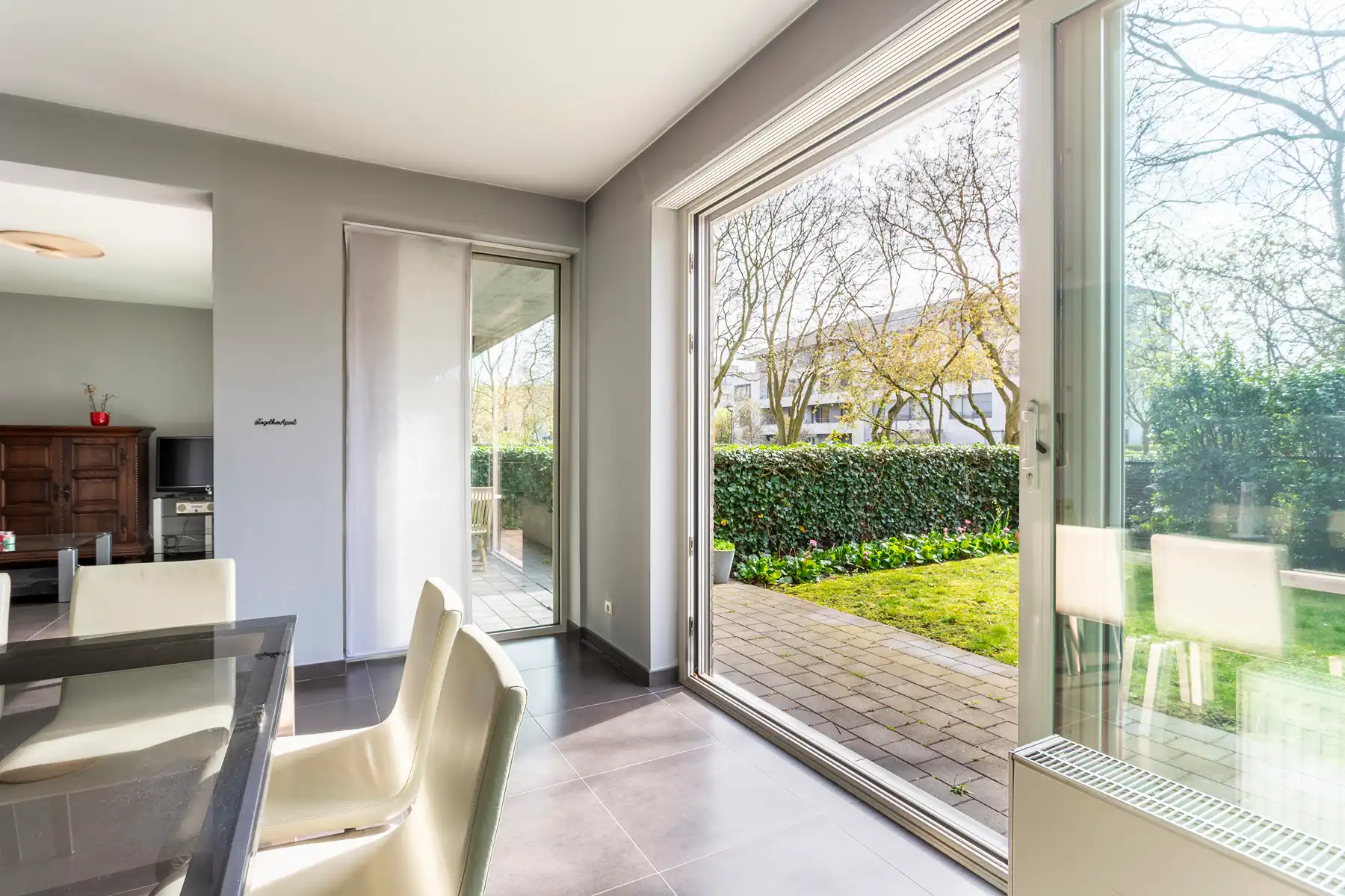 Instapklaar 3-slaapkamerappartement met tuin te Berchem foto 3